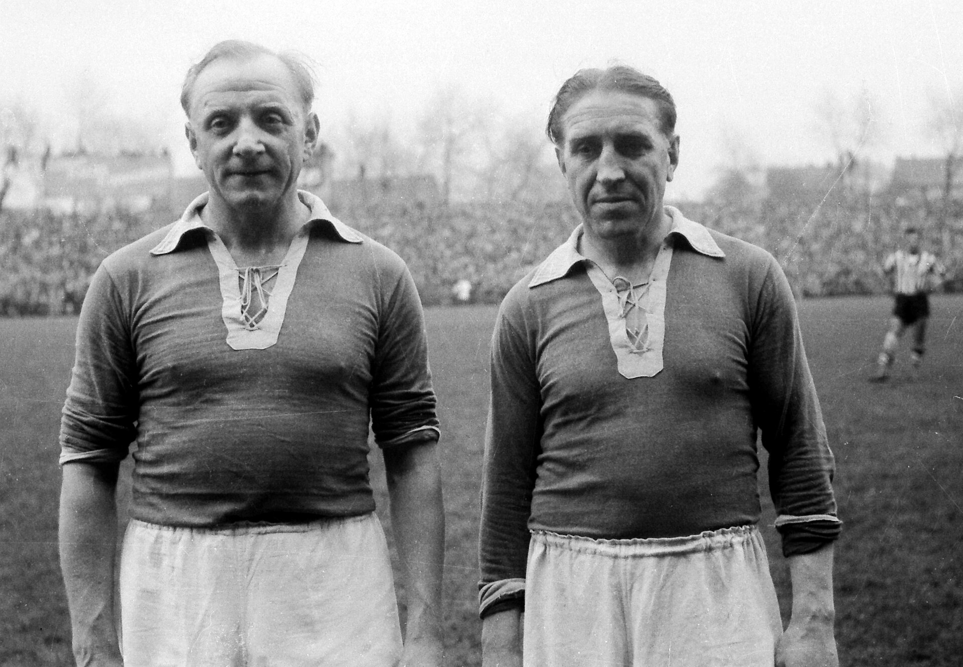Die beiden Schalke-Legenden Fritz Szepan und Ernst Kuzorra bei ihrem Abschiedsspiel am 12. November 1950 in der Glückauf-Kampfbahn.