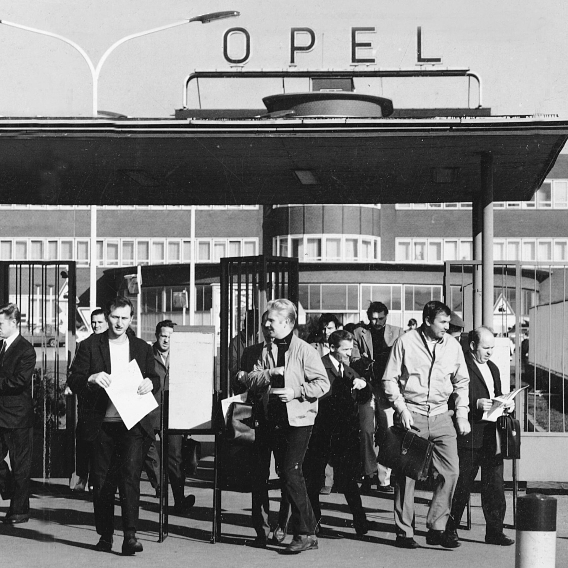 Schichtende bei Opel, Werk 1, Bochum, 1970. 