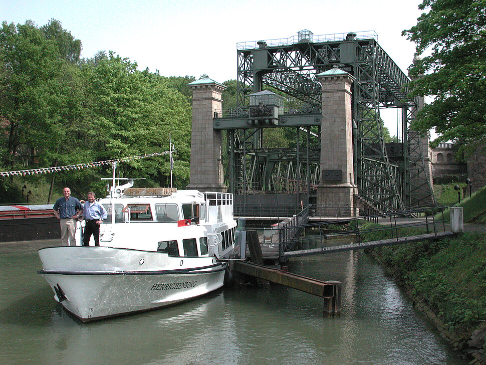 Ausflugsdampfer am Schiffshebewerk Henrichenburg.