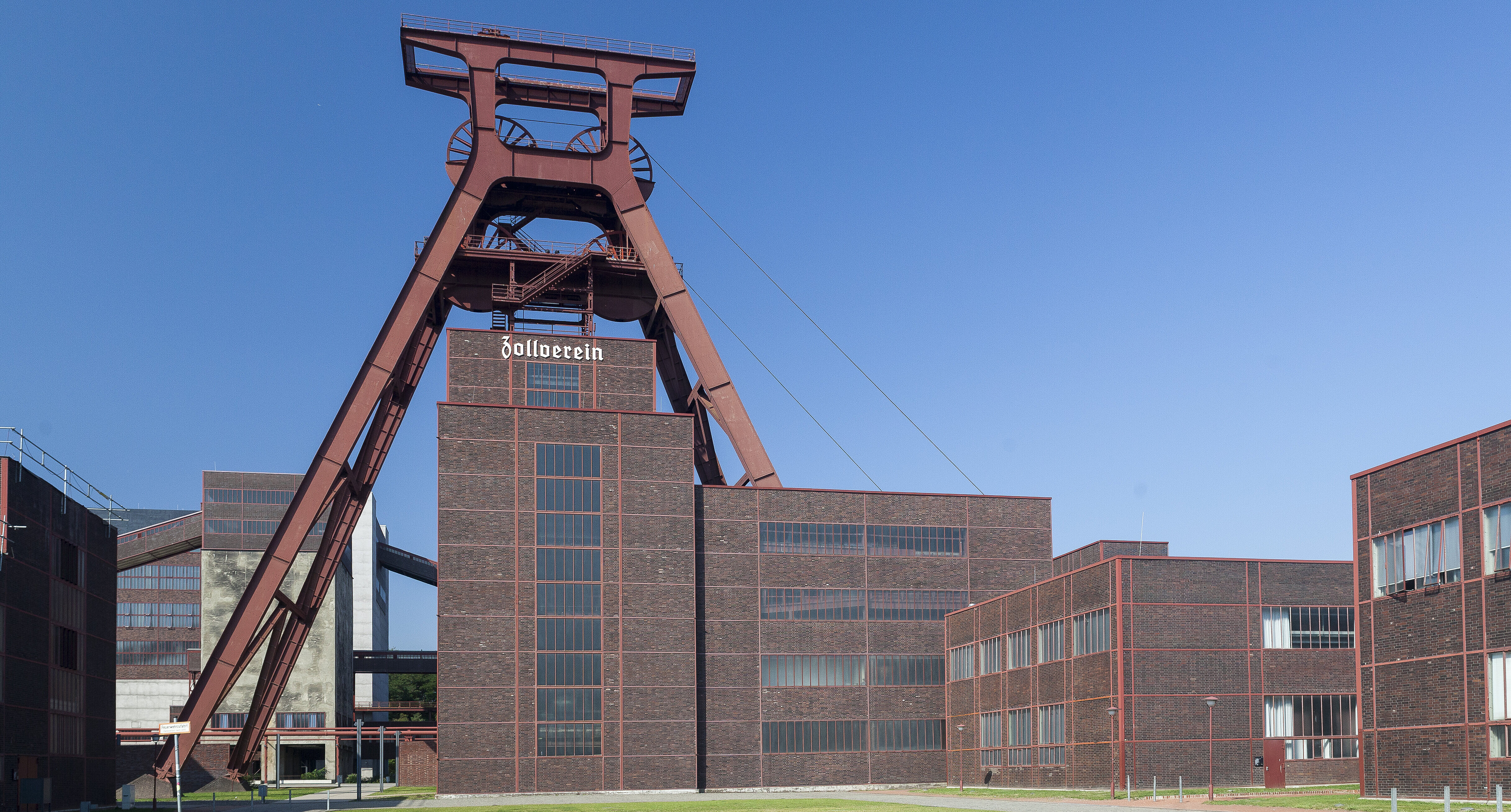 Der Doppelbock der Zollverein-Schachtanlage XII in Essen, Wahrzeichen des UNESCO-Welterbes.