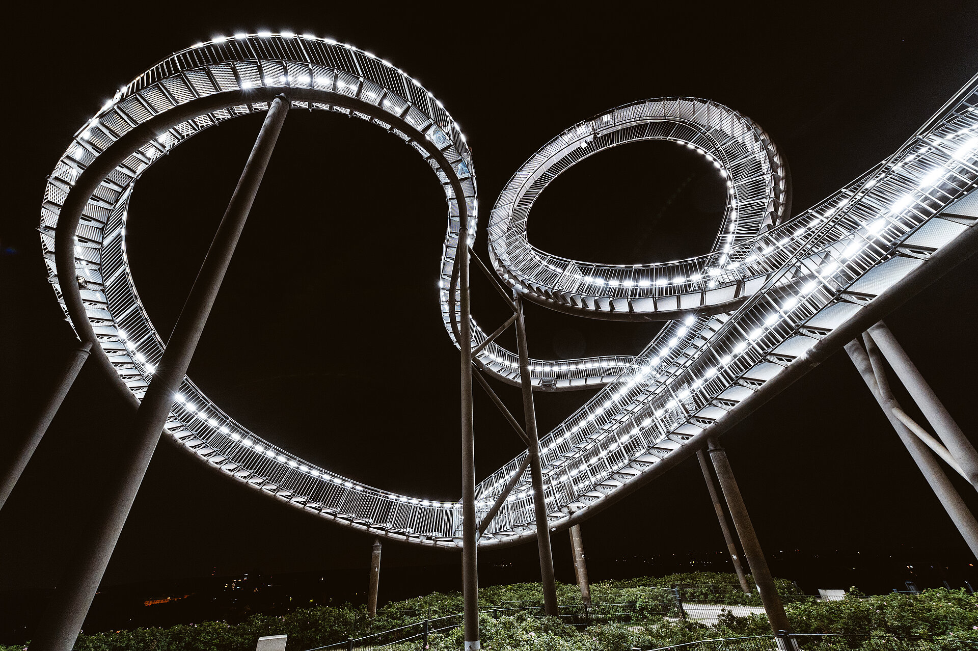 Nachtaufnahme der Großskulptur "Tiger and Turtle".