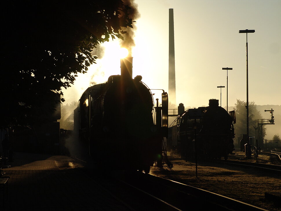 Dampflok im Sonnenuntergang.