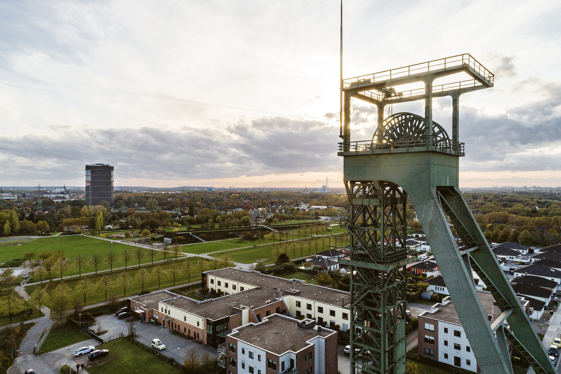Blick auf den Gasometer Oberhausen vom OLGA-Park aus, dem ehemaligen Gelände der Zeche Osterfeld.