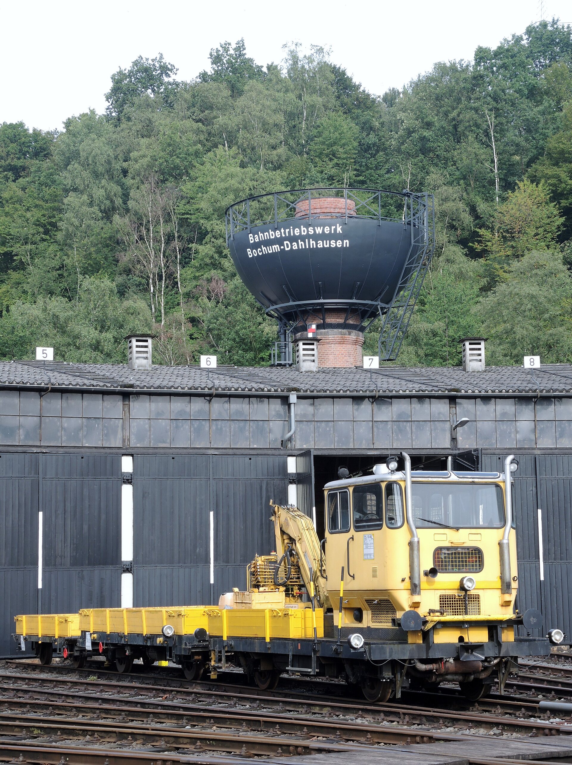 Rinlokschuppen und Wasserturm am Eisenbahnmuseum Bochum.