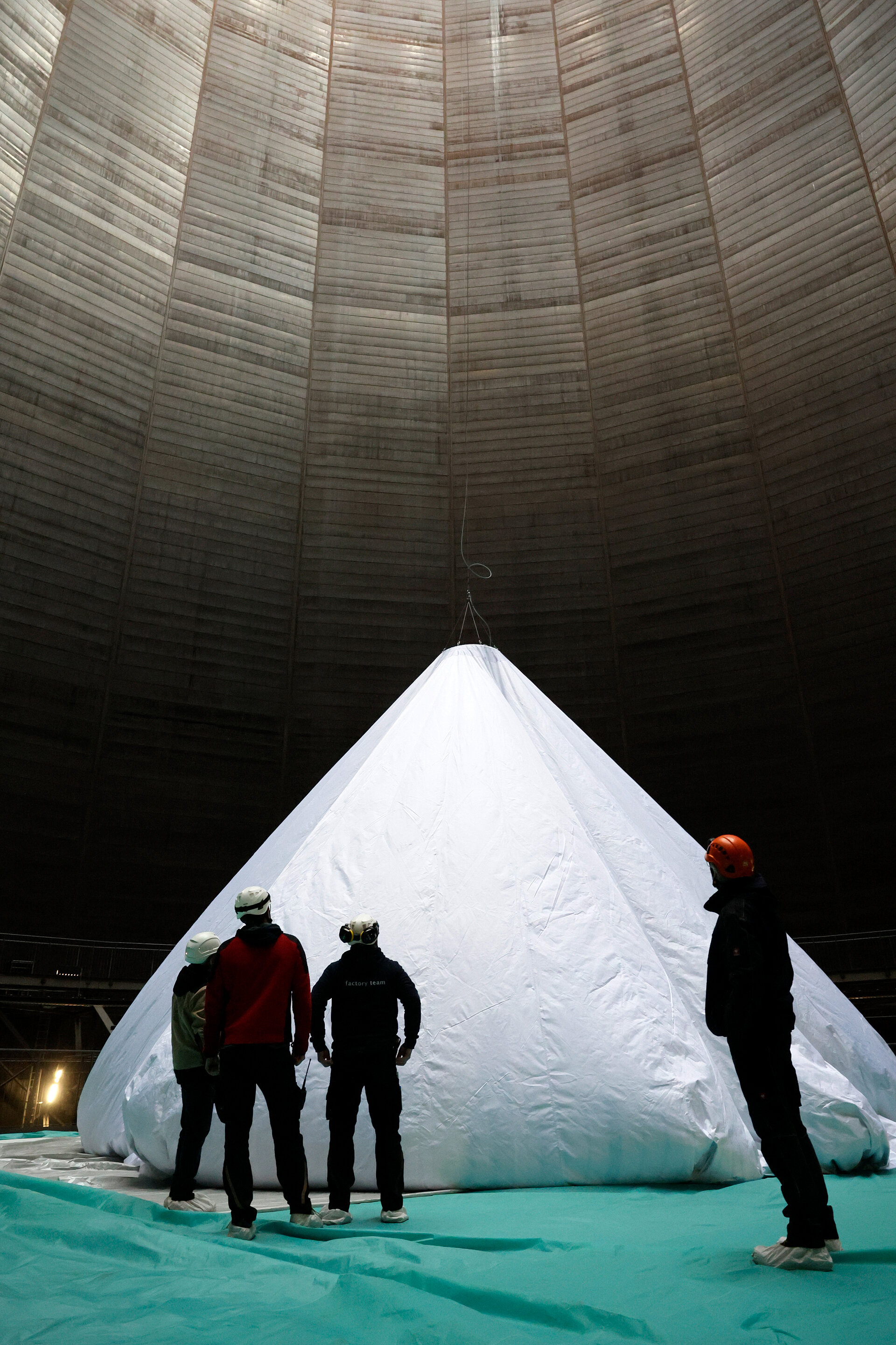 Aufbau "Das zerbrechliche Paradies" im Gasometer Oberhausen: Befüllen der Erdkugel.