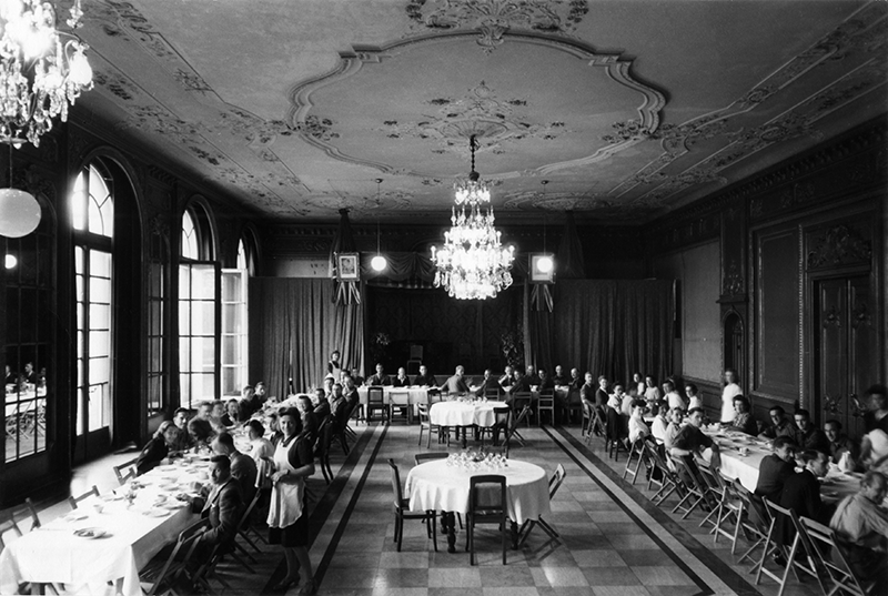 Engländer im Speisesaal der Villa Hügel, Essen, 1946.