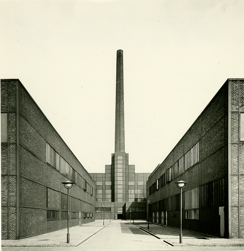 Das Kesselhaus der Zeche Zollverein (Schacht XII) in Essen beherbergt heute das red dot design museum. Hier ein Foto aus dem Jahre 1958.