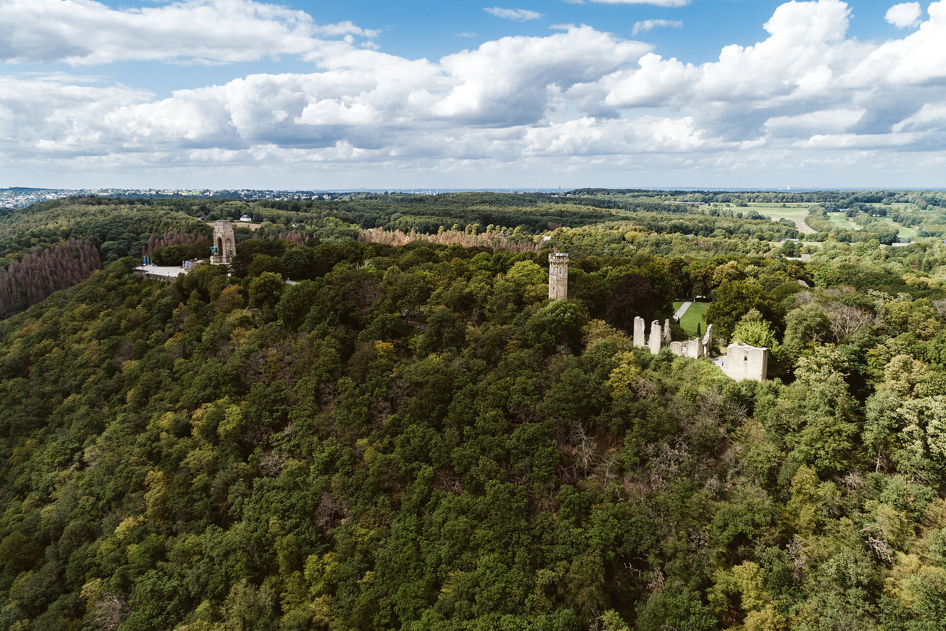 Die Ruine der Hohensyburg, der Vincketurm und das Kaiser-Wilhelm-Denkmal.