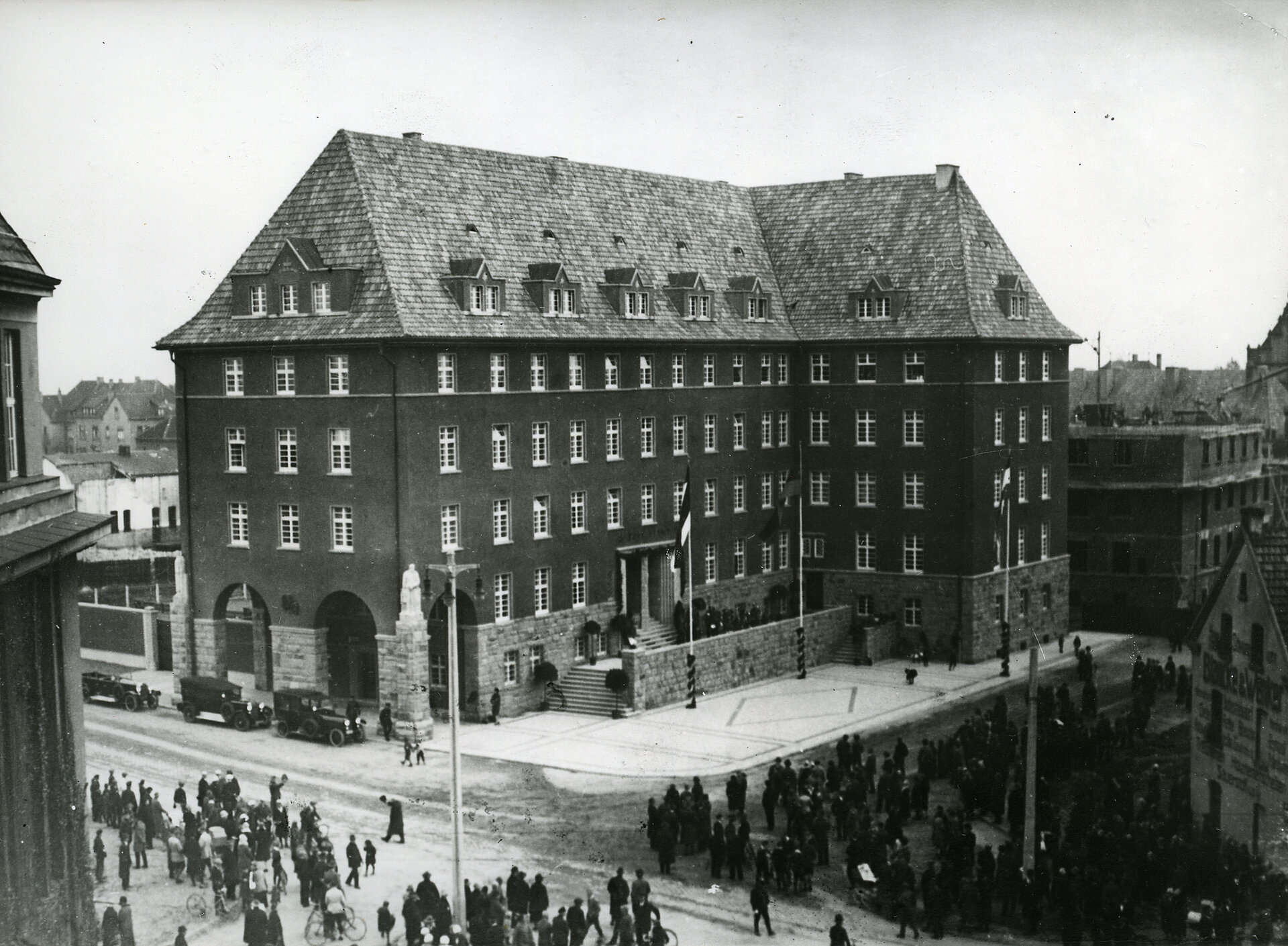Rathausplatz Buer mit Polizeiamtsgebäude, 1927.
