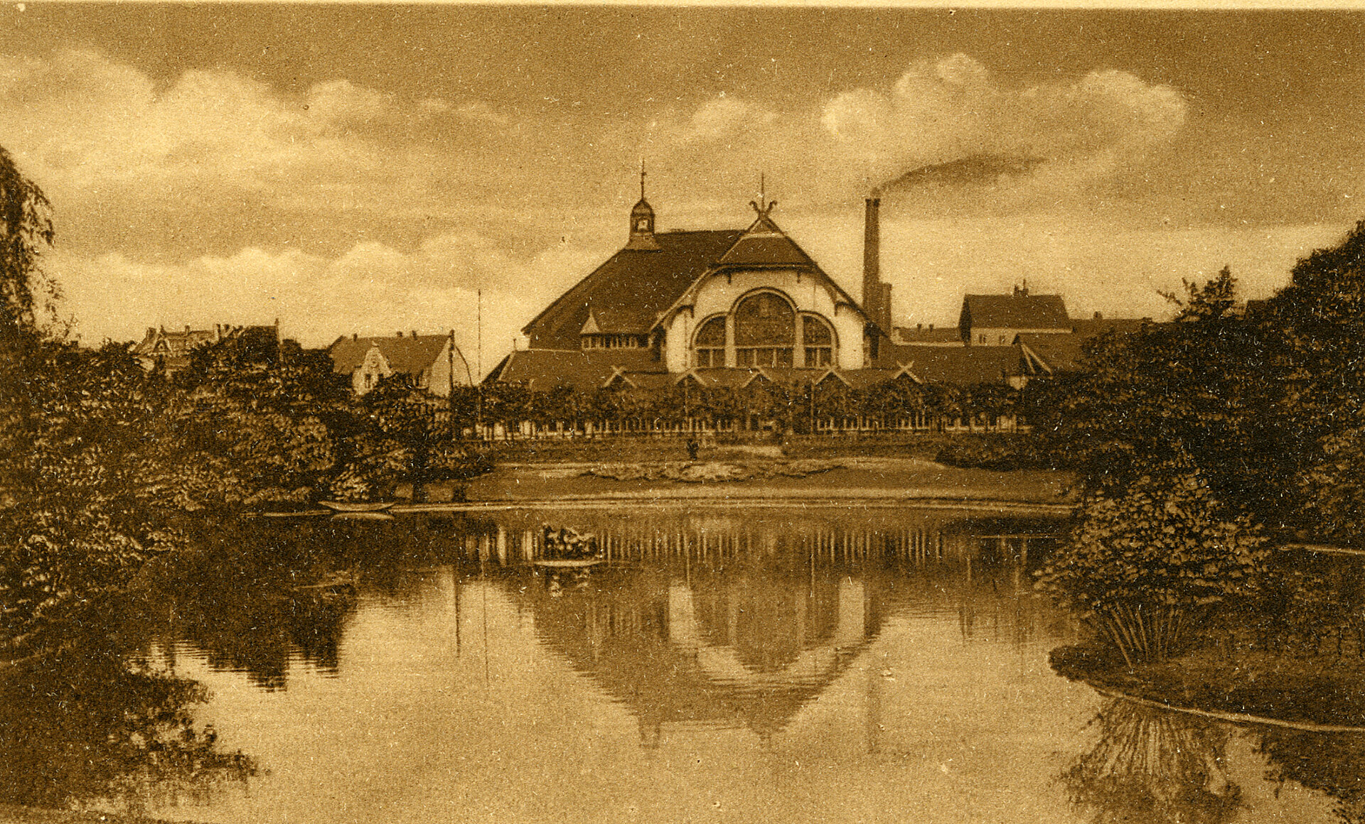 Stadtgarten Gelsenkirchen: Stadthalle mit Teich und Parkanlagen.
