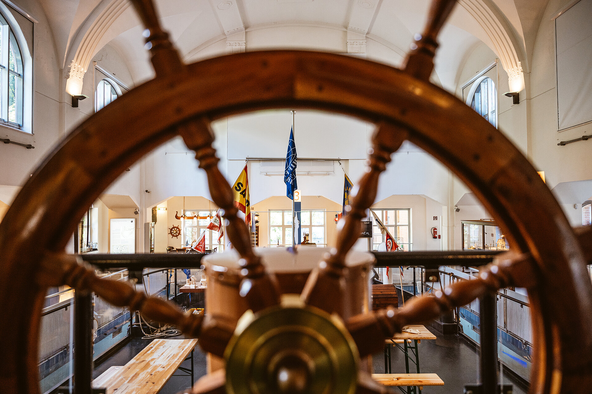 Blick durch das Steuerrad von "Hermann" in die Damenschwimmhalle.