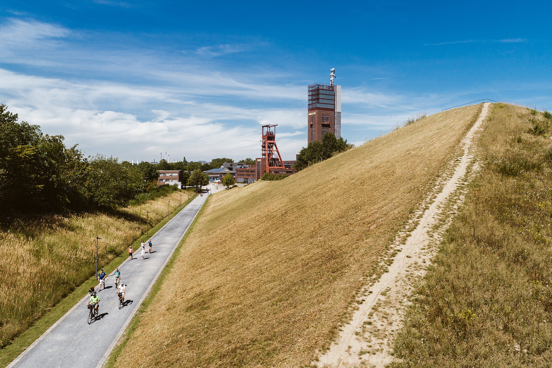 Die Pyramide im Nordsternpark Gelsenkirchen: gestaltete Landschaft nach dem Haldendurchstich.