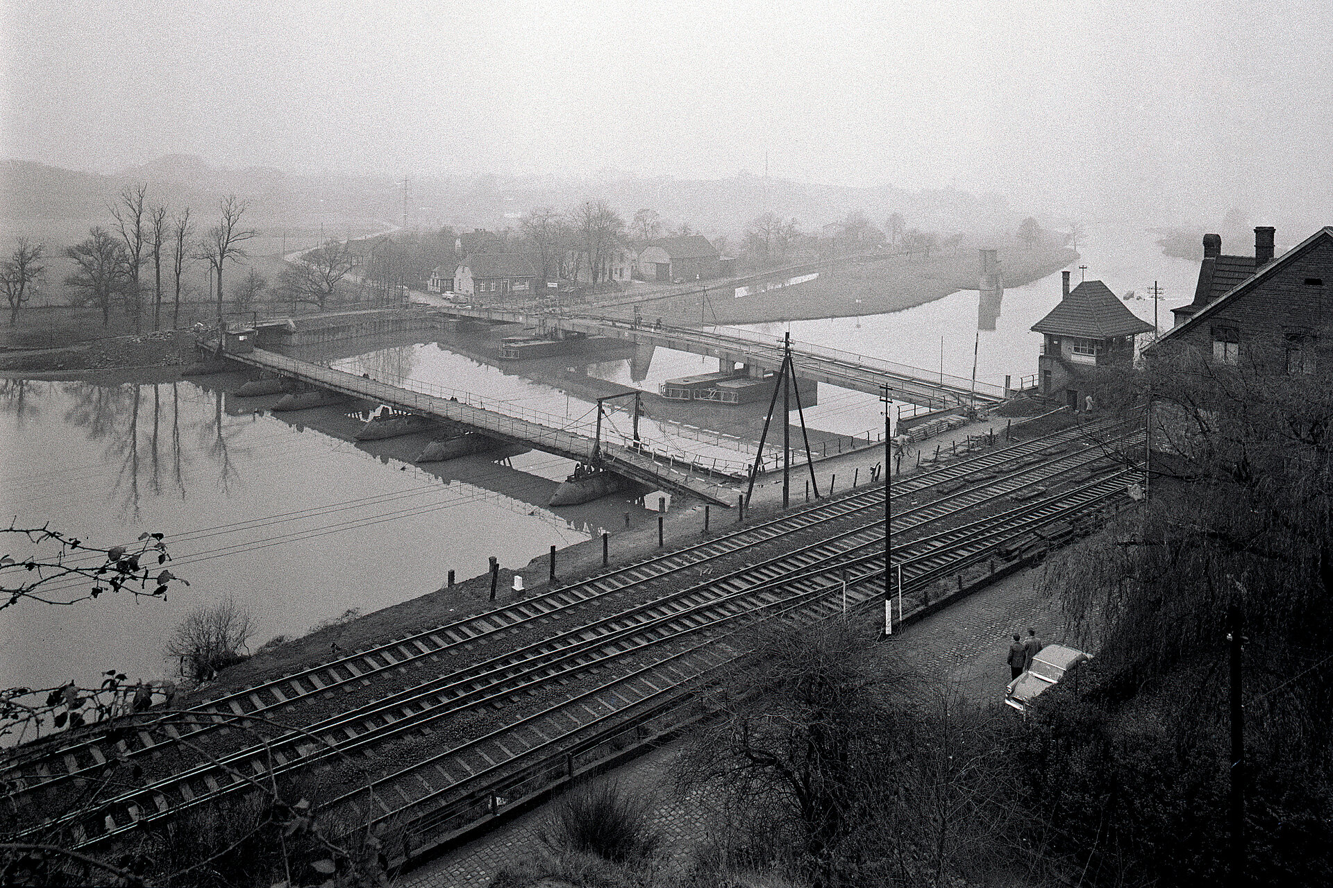 Die alte und die neue Schwimmbrücke in Dahlhausen, November 1958.