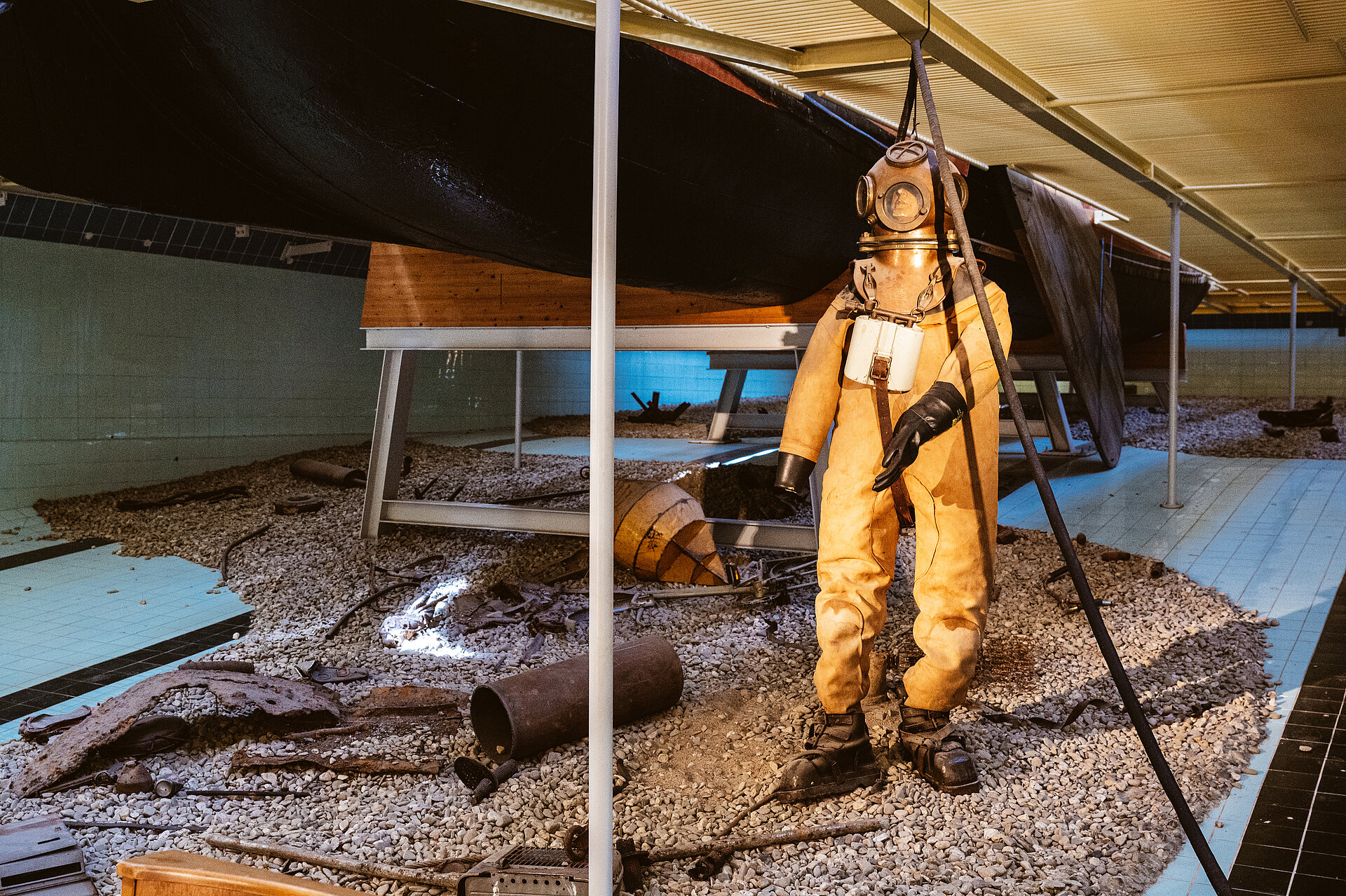 Blick unters Schiff: ein Taucher unter "De Goede Verwachting".