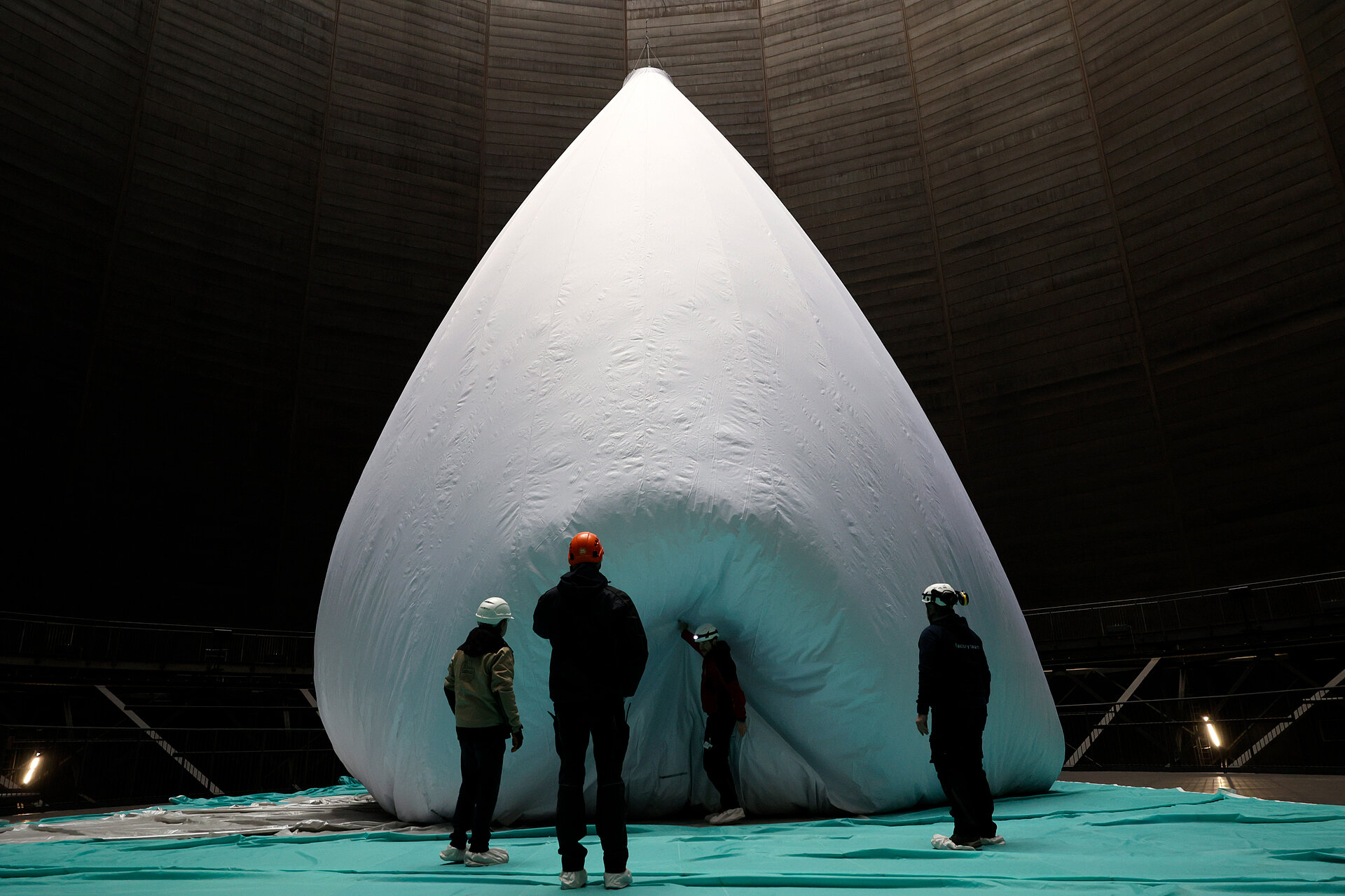 Aufbau "Das zerbrechliche Paradies" im Gasometer Oberhausen: Befüllen der Kugelhülle.