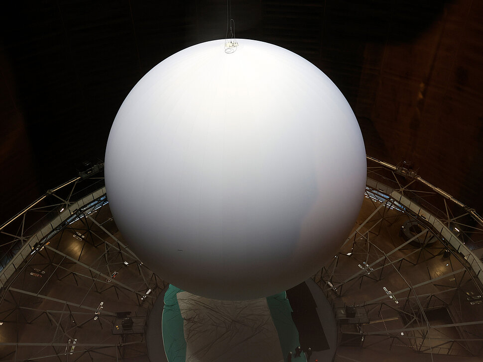 Aufbau "Das zerbrechliche Paradies" im Gasometer Oberhausen: Die Erdkugel schwebt im Gasometer - Ansicht von oben.