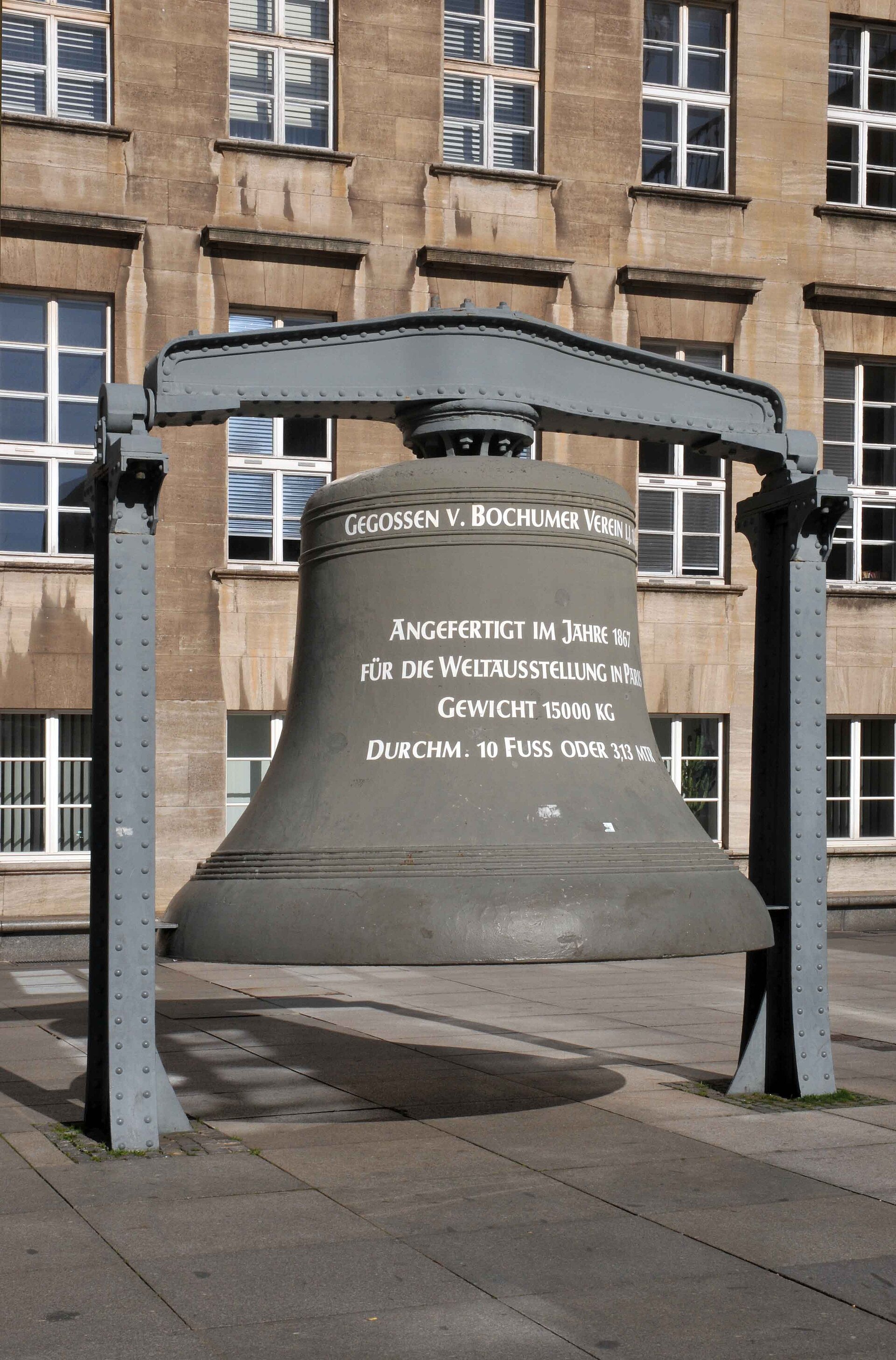 Glocke des Bochumer Vereins vor dem Bochumer Rathaus.