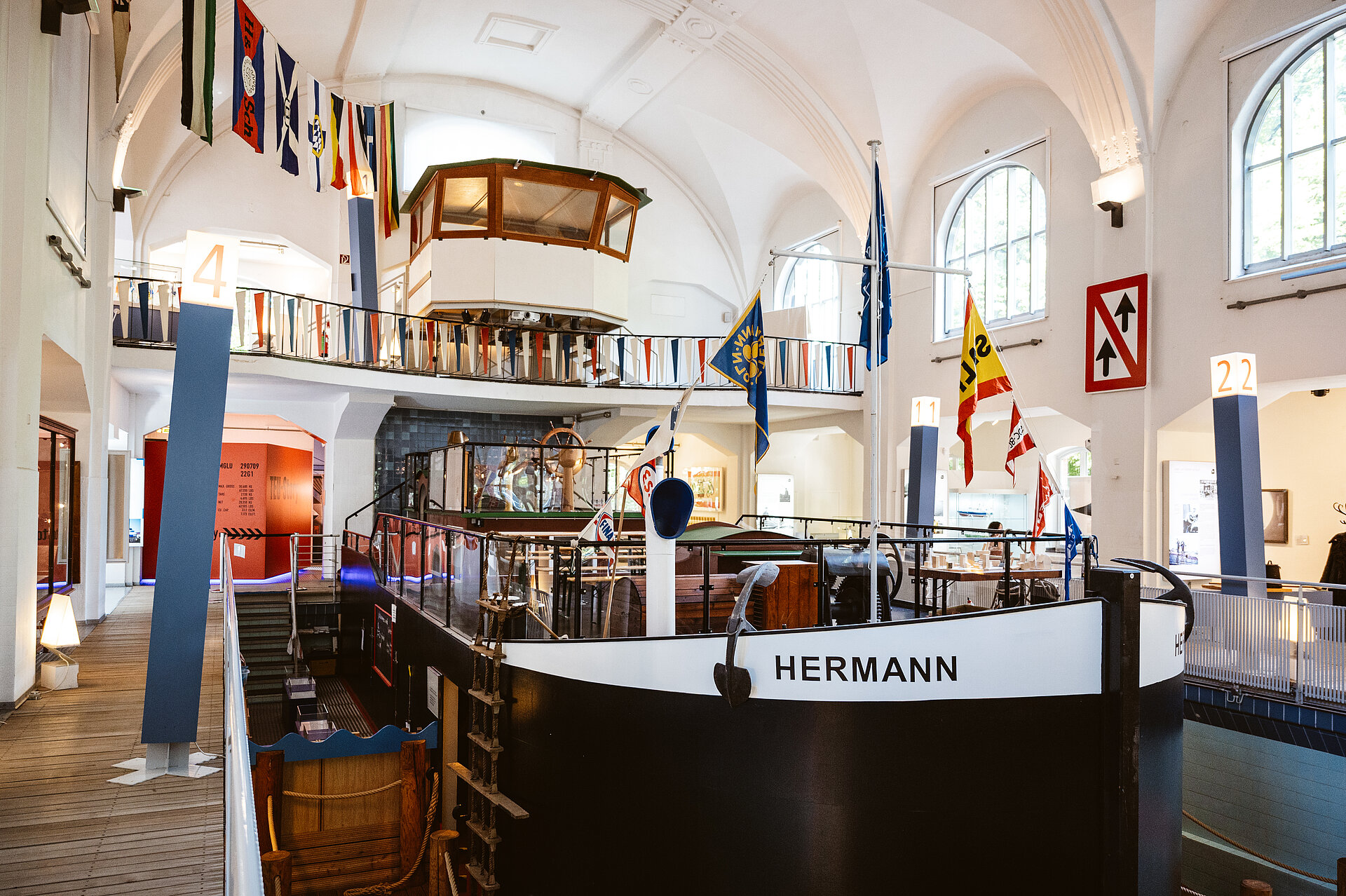 Das Kinderschiff "Hermann" ist in der Damenschwimmhalle zu sehen.