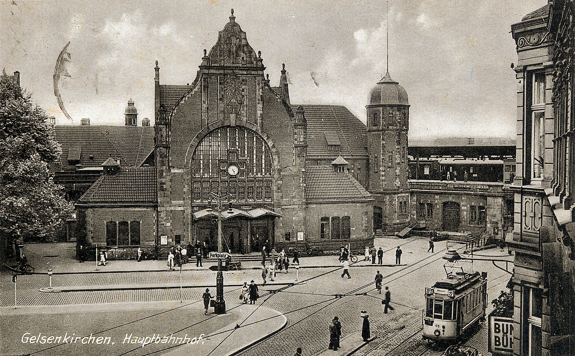 Empfangsgebäude und Vorplatz, Gelsenkirchen Hauptbahnhof, ca. 1940, Postkarte.