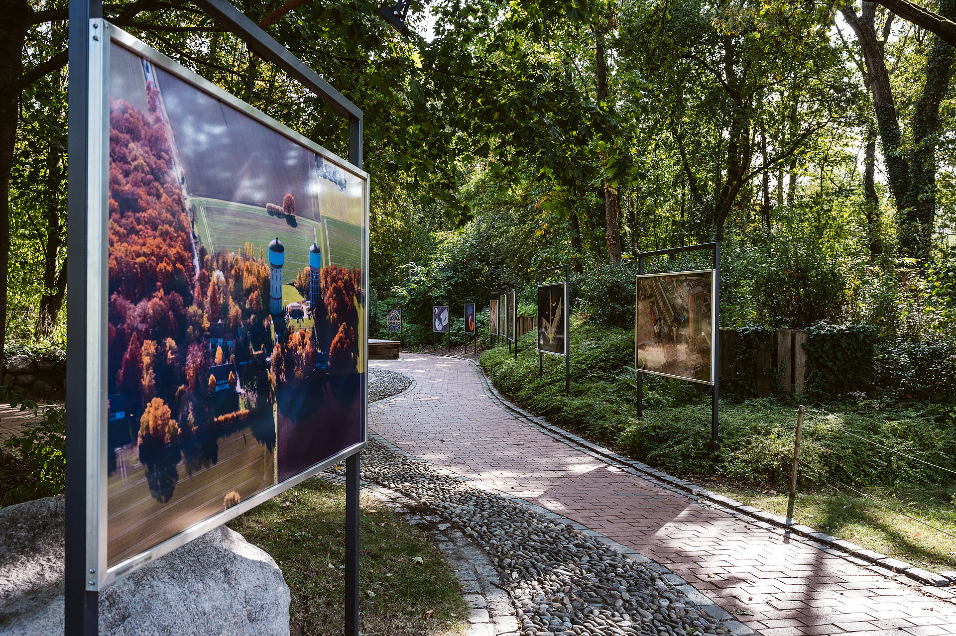 Mehr als sechs Kilometer Spazierwege führen durch bunte Gärten, Stauden- und Gräser-Pflanzungen.