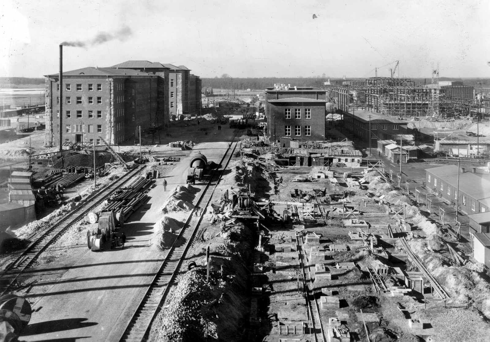 Chemische Werke Hüls in Marl Errichtung, 1939 Errichtung der Chemischen Werke Hüls in Marl im Jahr 1939, Blick von Ost nach West, Südteil des Werkes mit den Bauten 139, 141, 122, 140, 241.