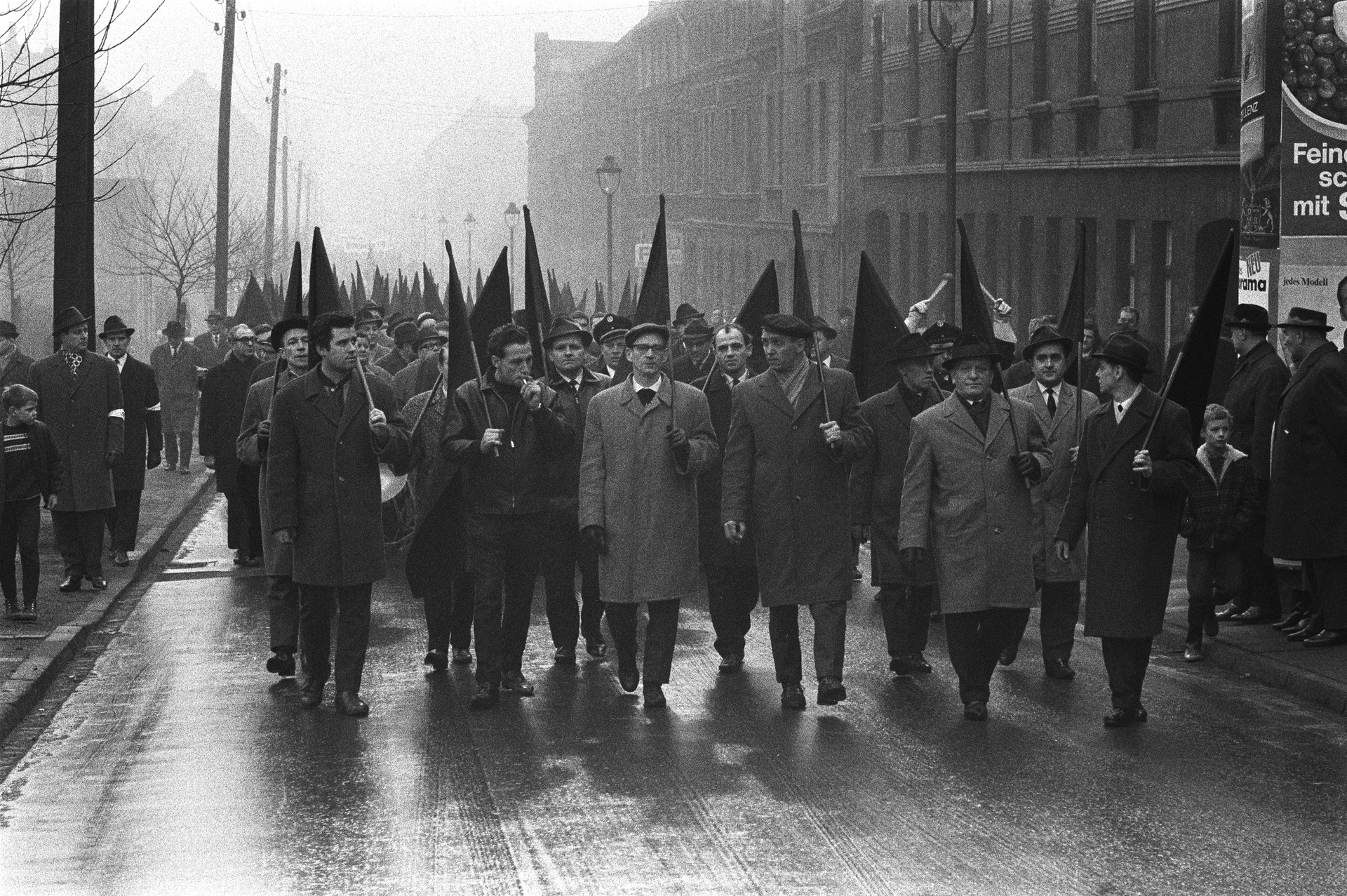 Protestdemonstration der Industriegewerkschaft Bergbau mit 20.000 Teilnehmern gegen die angekündigte Stilllegung der Zeche Graf Bismarck, Gelsenkirchen, 19. Februar 1966.
