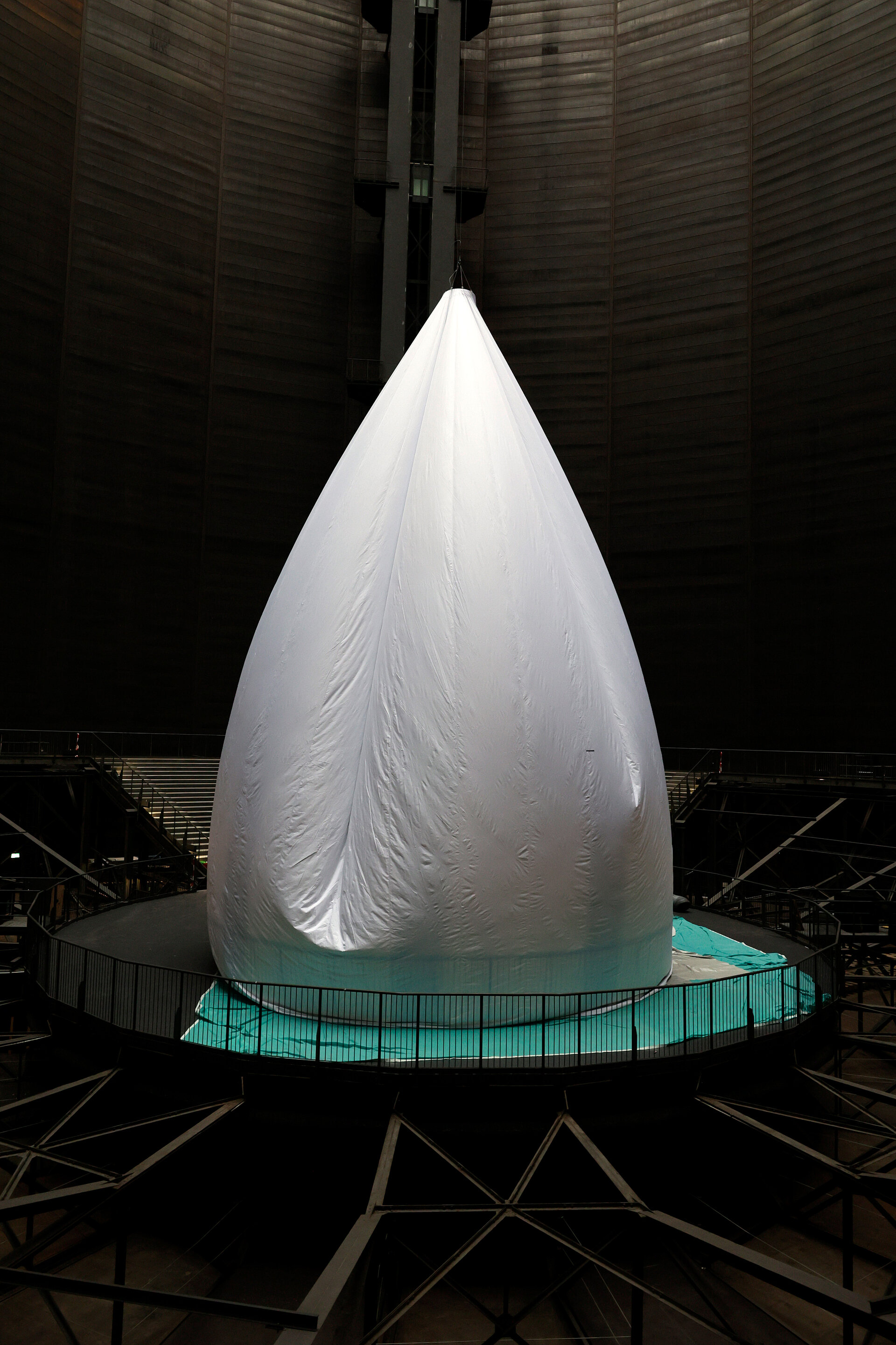 Aufbau "Das zerbrechliche Paradies" im Gasometer Oberhausen: Befüllen der Kugelhülle.