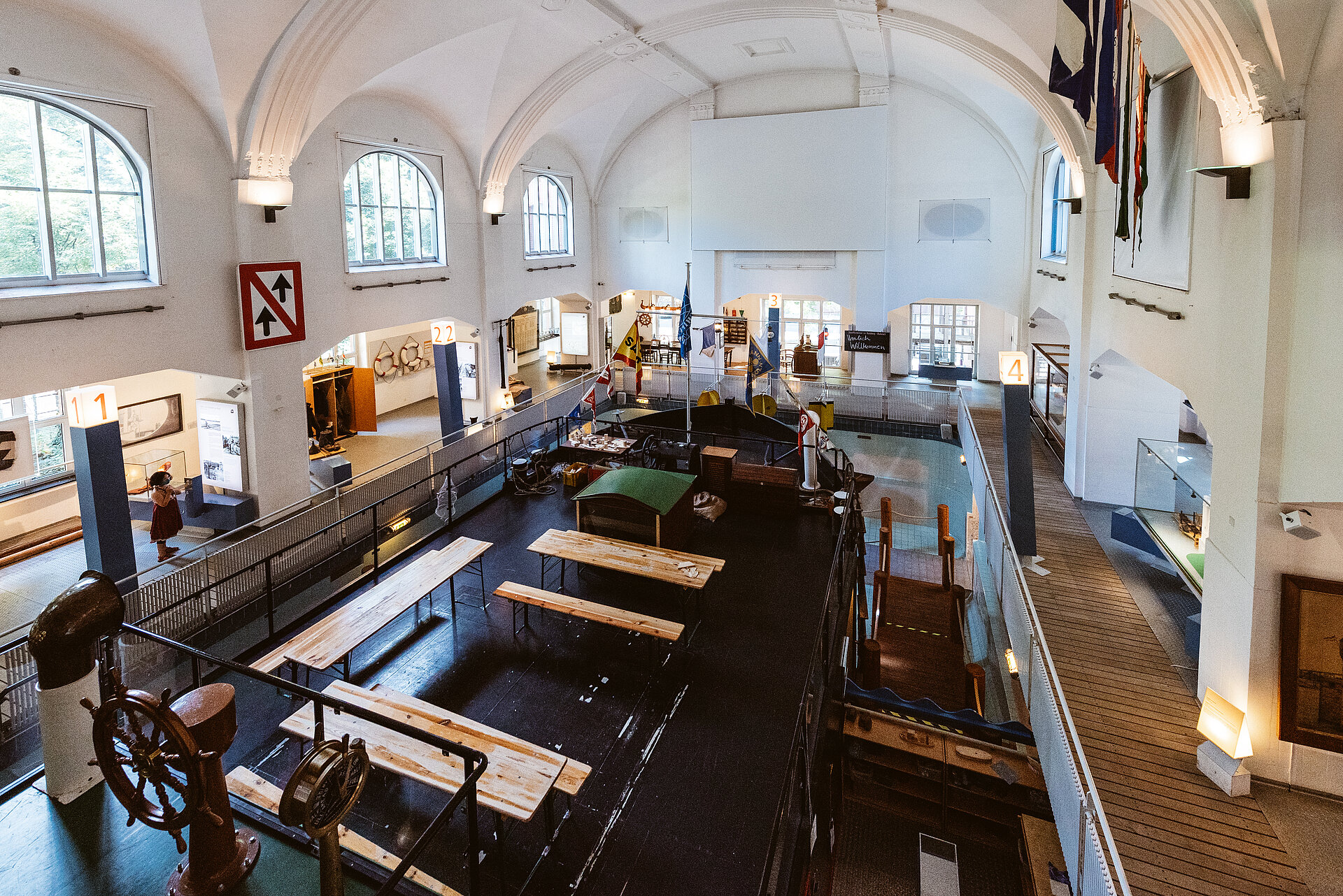Das Kinderschiff "Hermann" in der Damenschwimmhalle im Deutschen Museum der Binnenschifffahrt.