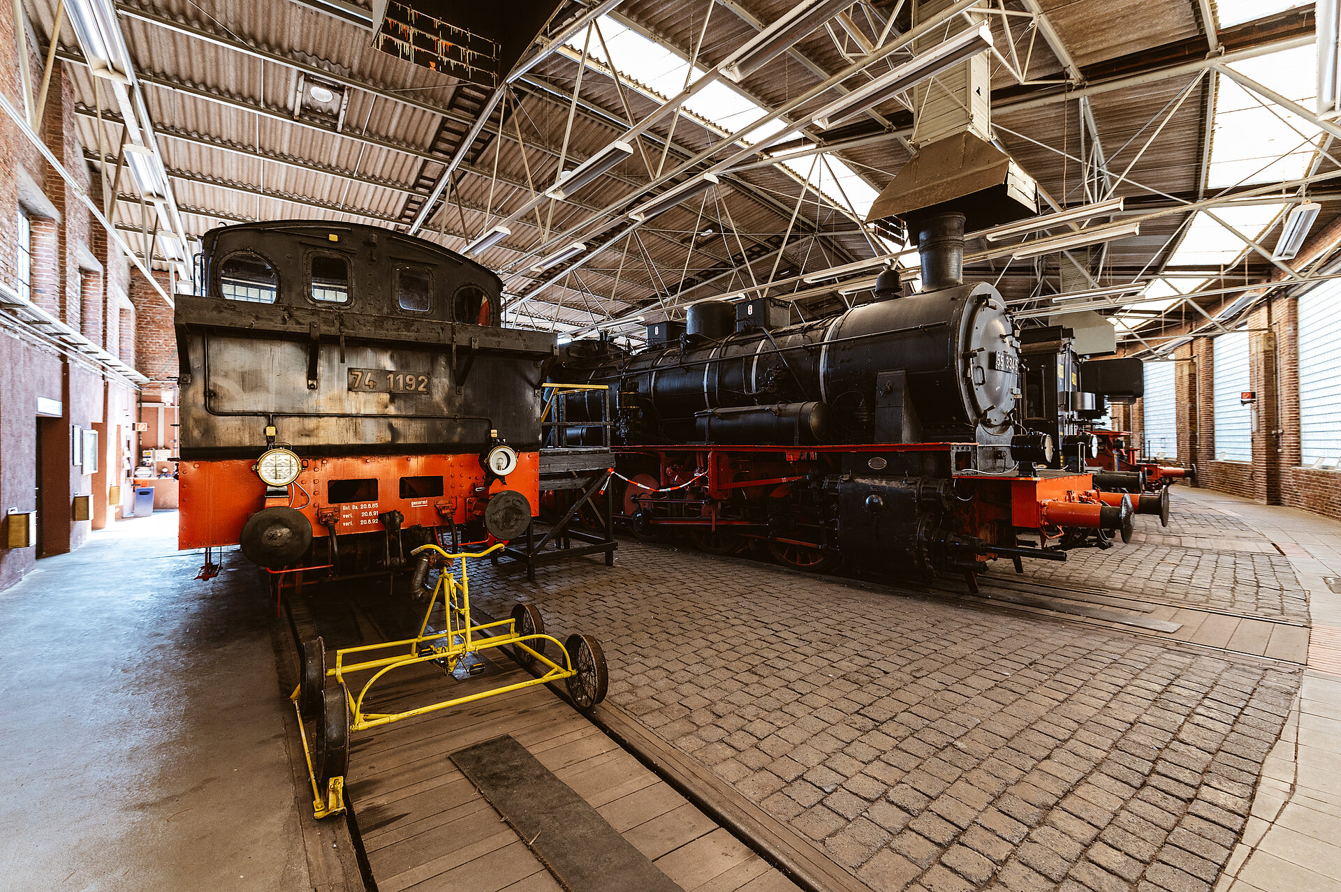 Blick in den Lokschuppen: links die Preußische Personenzugtenderlok 74 1192, rechts die Preußische Güterzuglokomotive 55 3345 mit Schlepptender, beide Baujahr 1915.