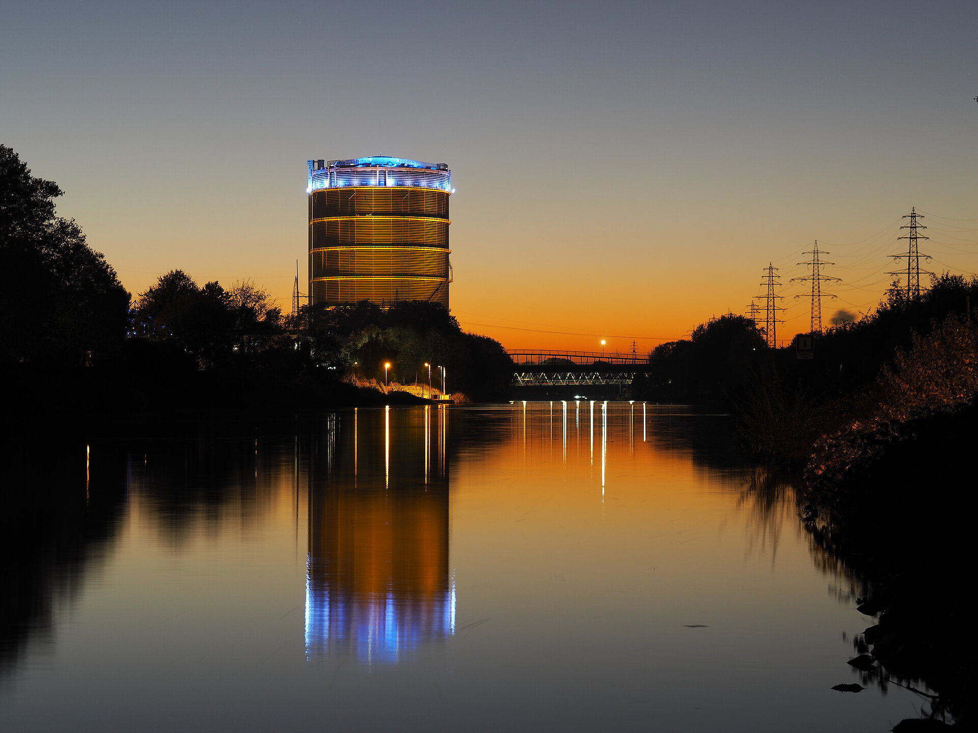 Nachts am Rhein-Herne-Kanal: der Gasometer Oberhausen.