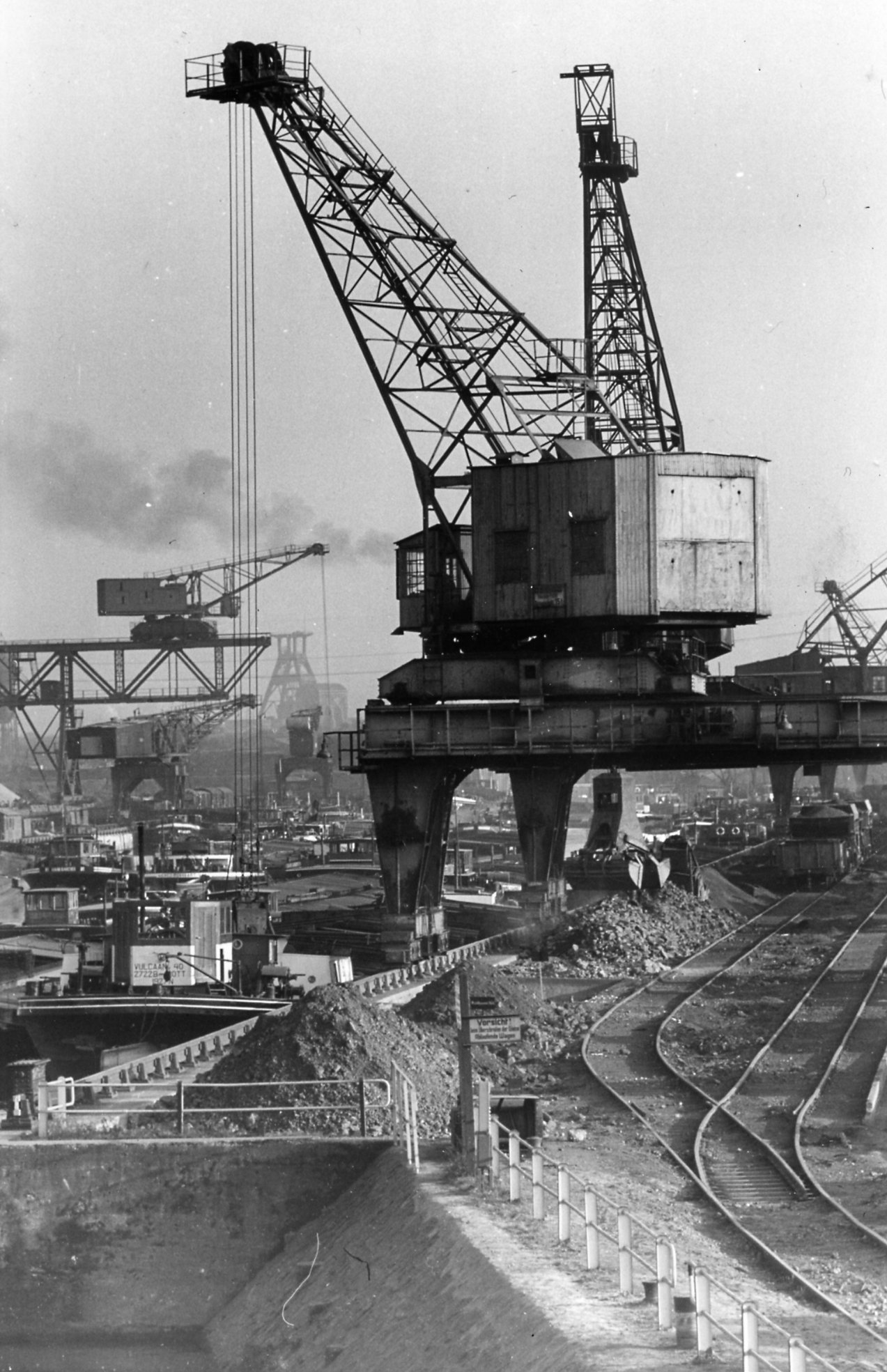 Erzhafen Grimberg, Gelsenkirchen-Bismarck, 1956.