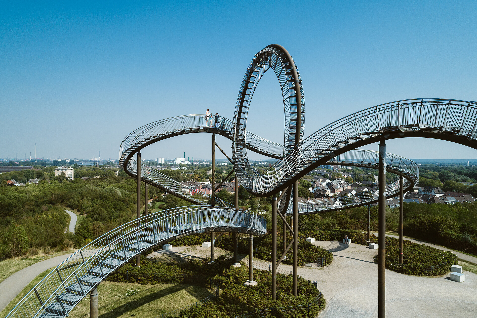 Seit 2011 thront die Achterbahn auf der in den Angerpark eingebetteten einstigen Industriebrache.