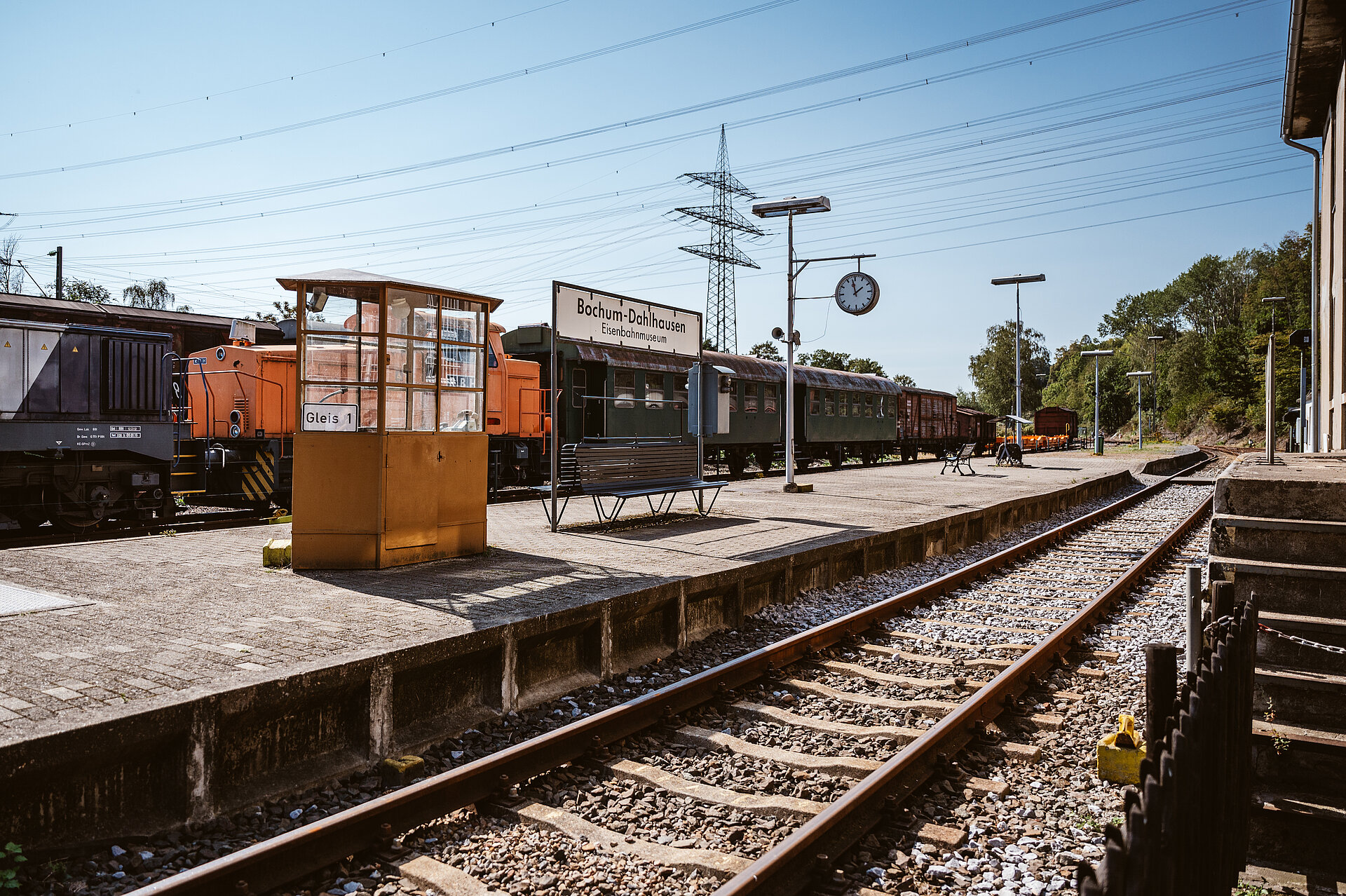 Blick auf den Bahnsteig an der Haltestelle Bochum-Dahlhausen.