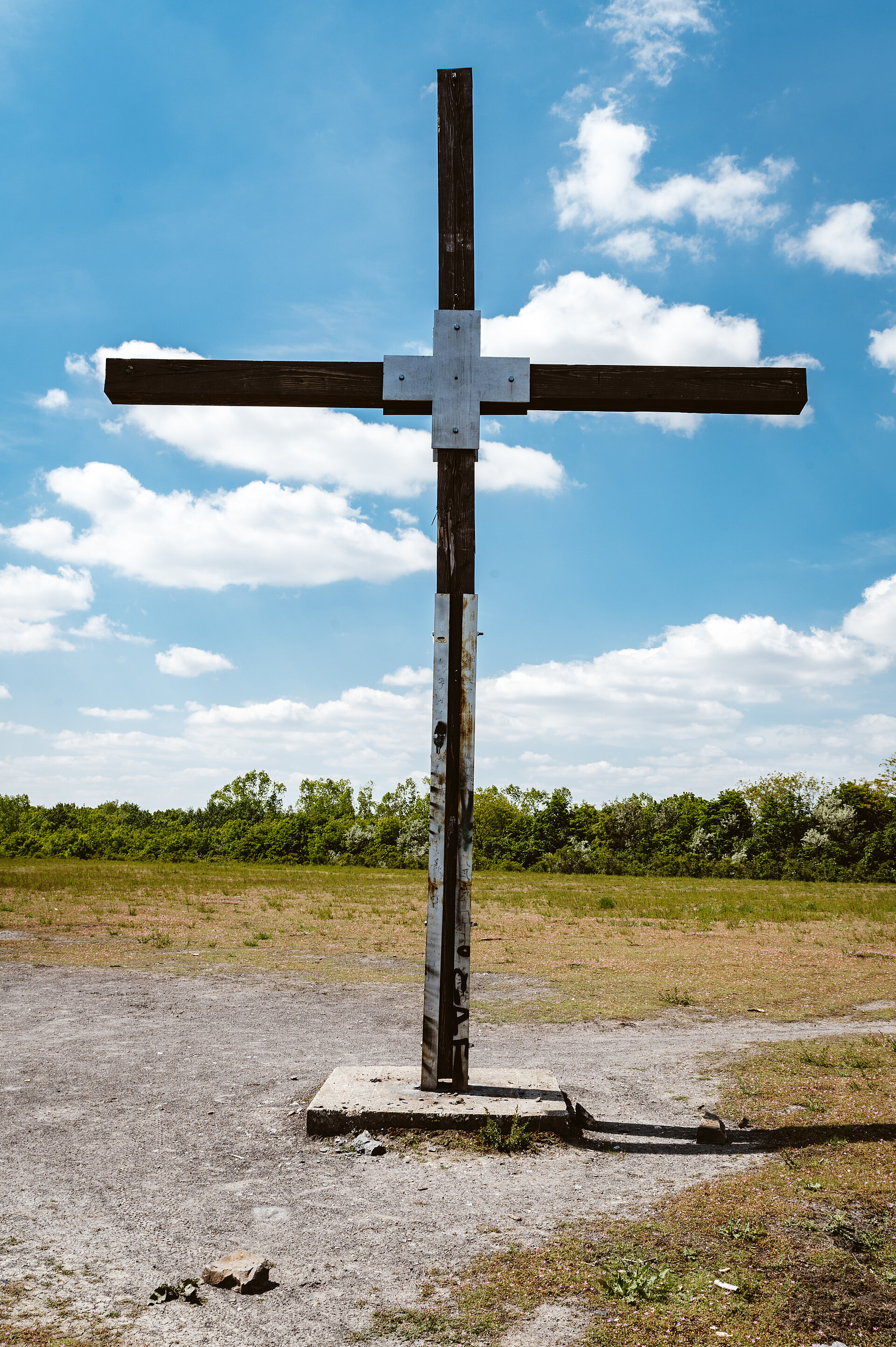 Gipfelkreuz auf der Halde Pattberg in 75 Metern Höhe.
