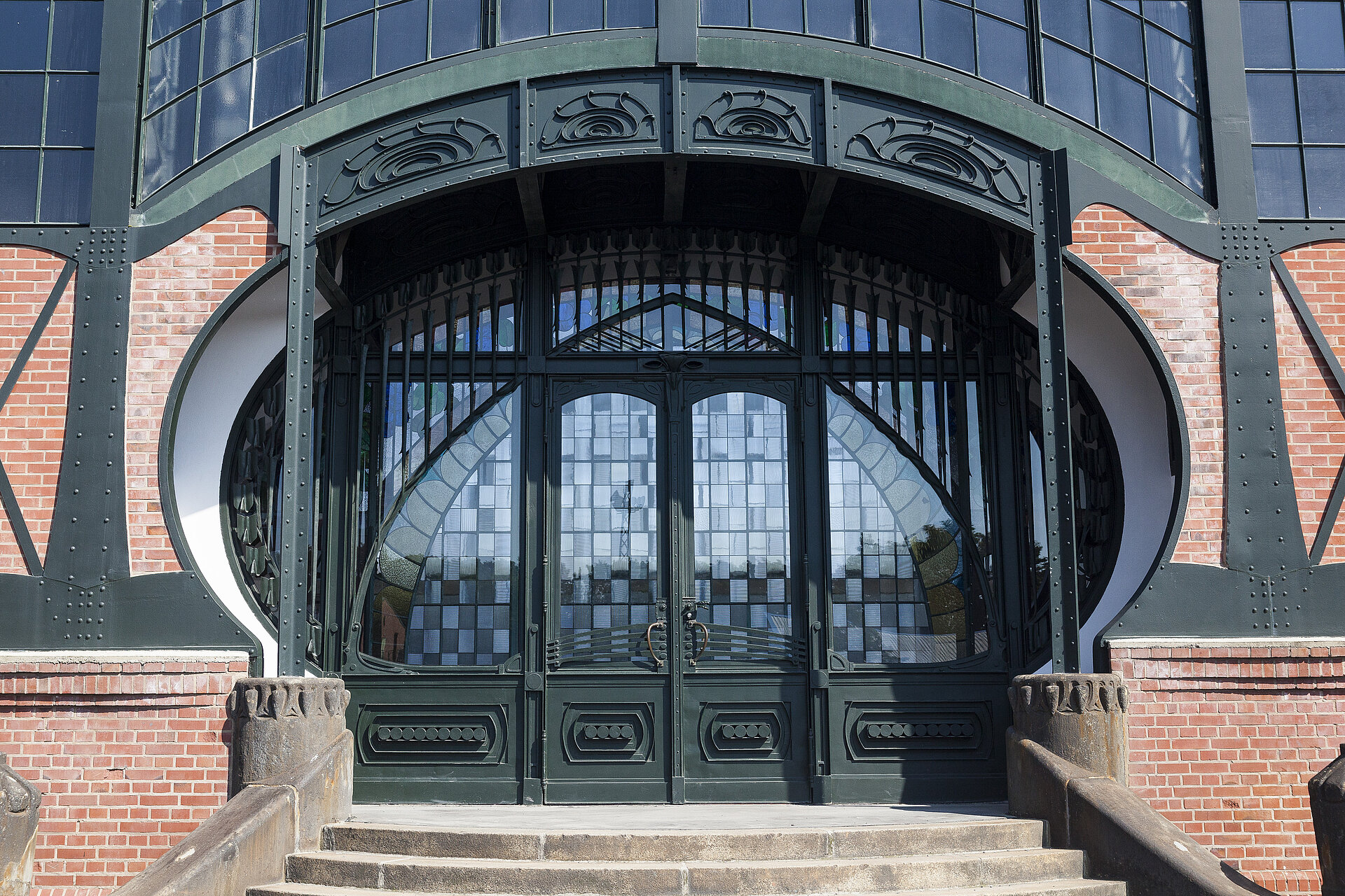 Das Jugendstil-Portal der Maschinenhalle der Zeche Zollern in Dortmund mit seiner farbigen Verglasung ist einmalig in Europa.