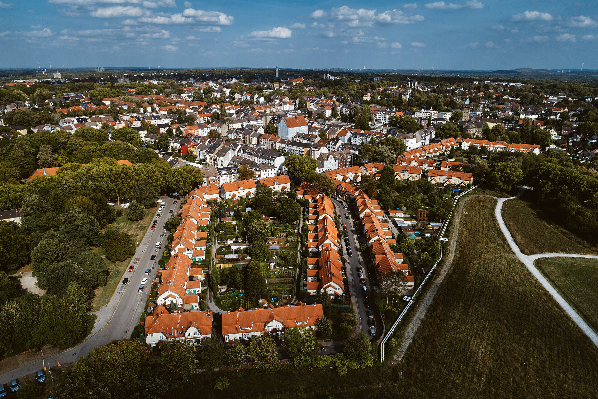 Die Siedlung Schüngelberg in Gelsenkirchen gehörte zur Zeche Hugo und ist eine der wichtigsten Bausteine der IBA Emscherpark. Luftaufnahme.