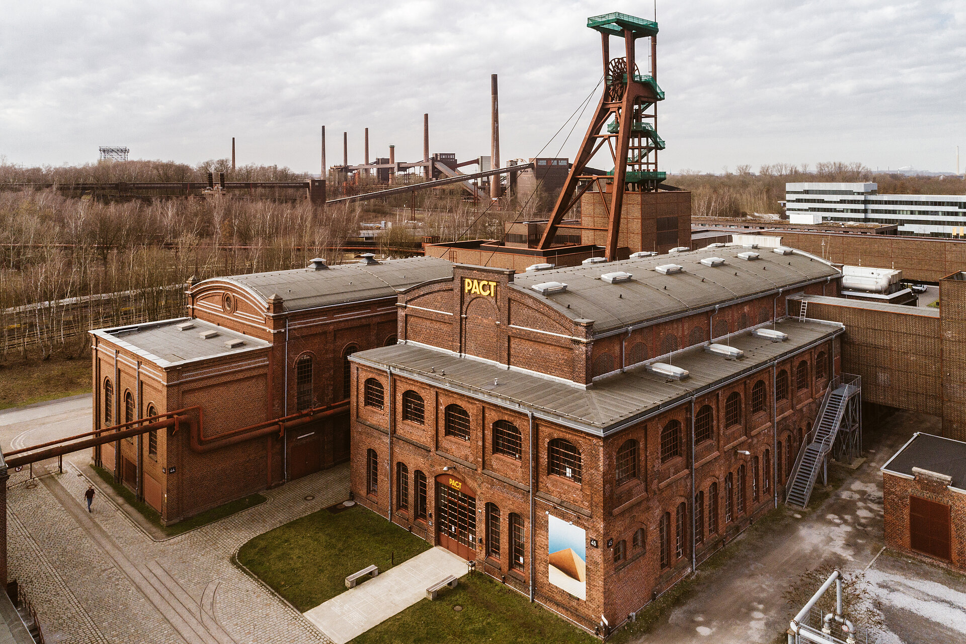 Der Zollverein-Gründerschacht 1/2/8, im Vordergrund PACT Zollverein.