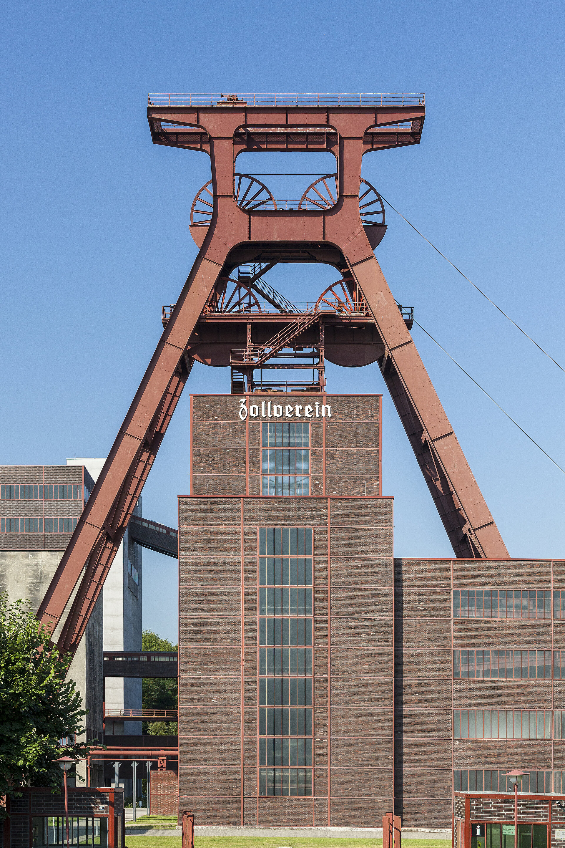 Der Doppelbock der Zollverein-Schachtanlage XII in Essen, Wahrzeichen des UNESCO-Welterbes.