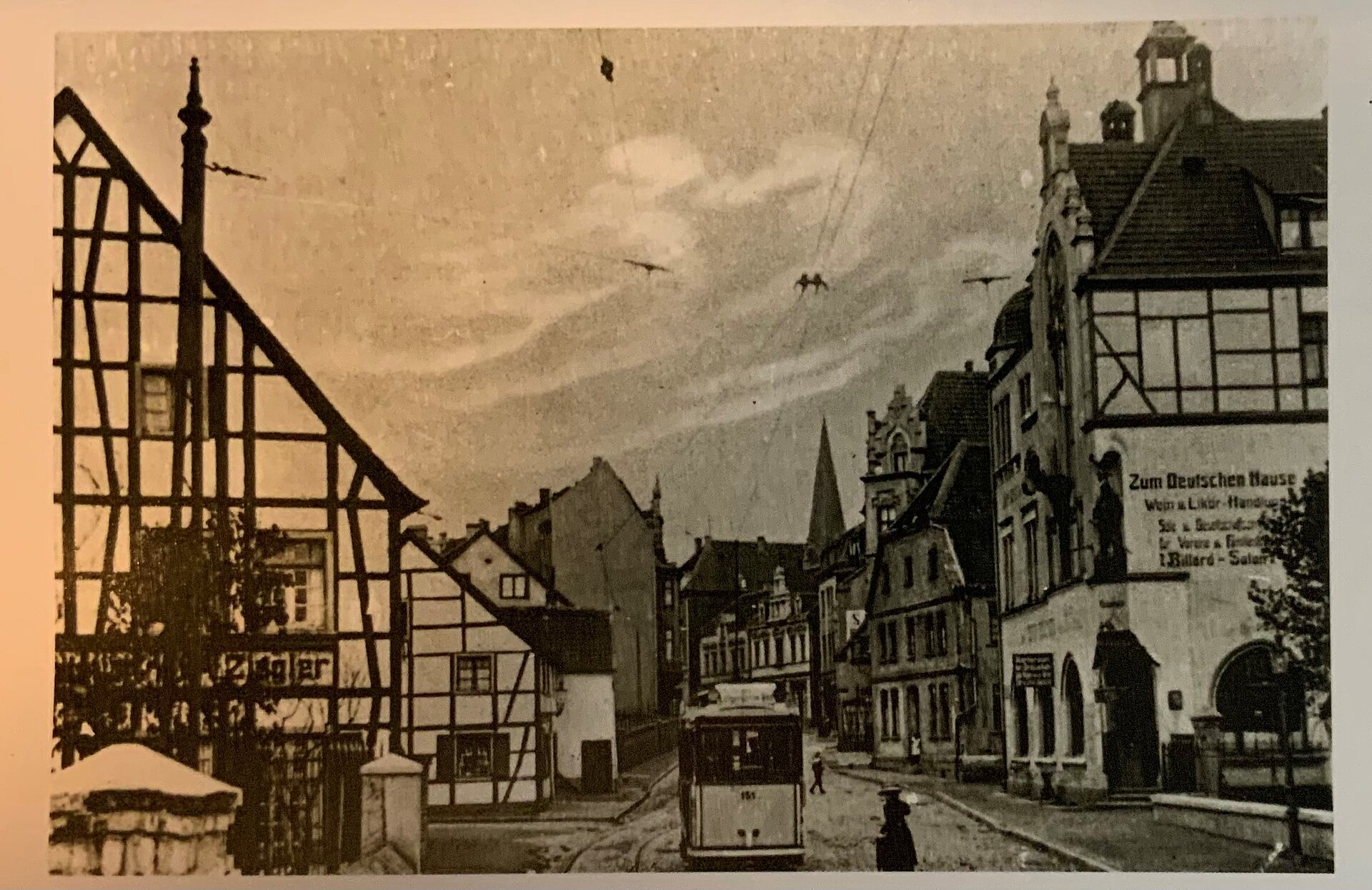 Blick von der Emscherbrücke in den Dorstfelder Hellweg mit den Gaststätten Ziegler (links) und Zum Deutschen Hause (vormals Schemmann, rechts) um 1900.