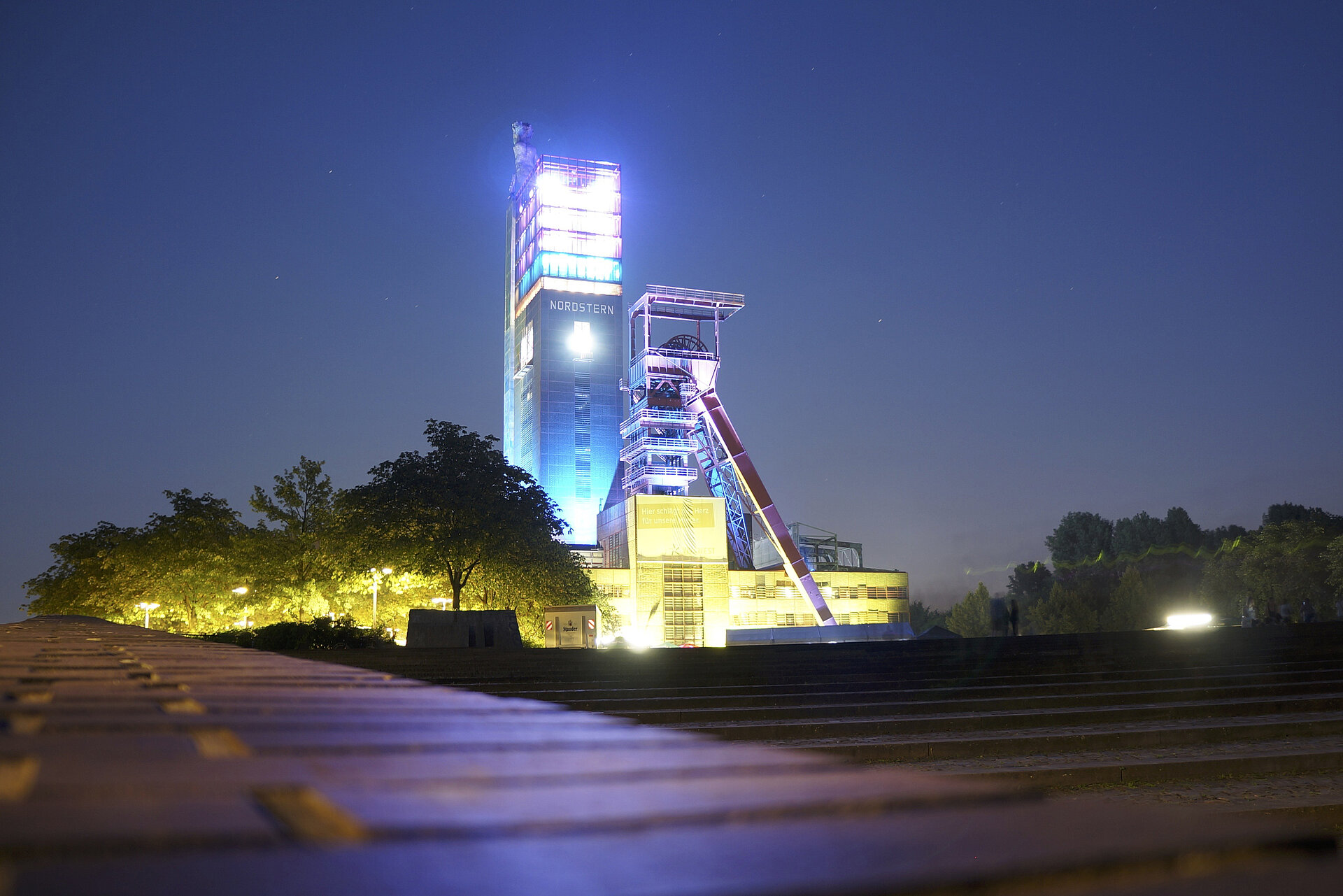 Nordsternturm und Fördergerüst bei Nacht.