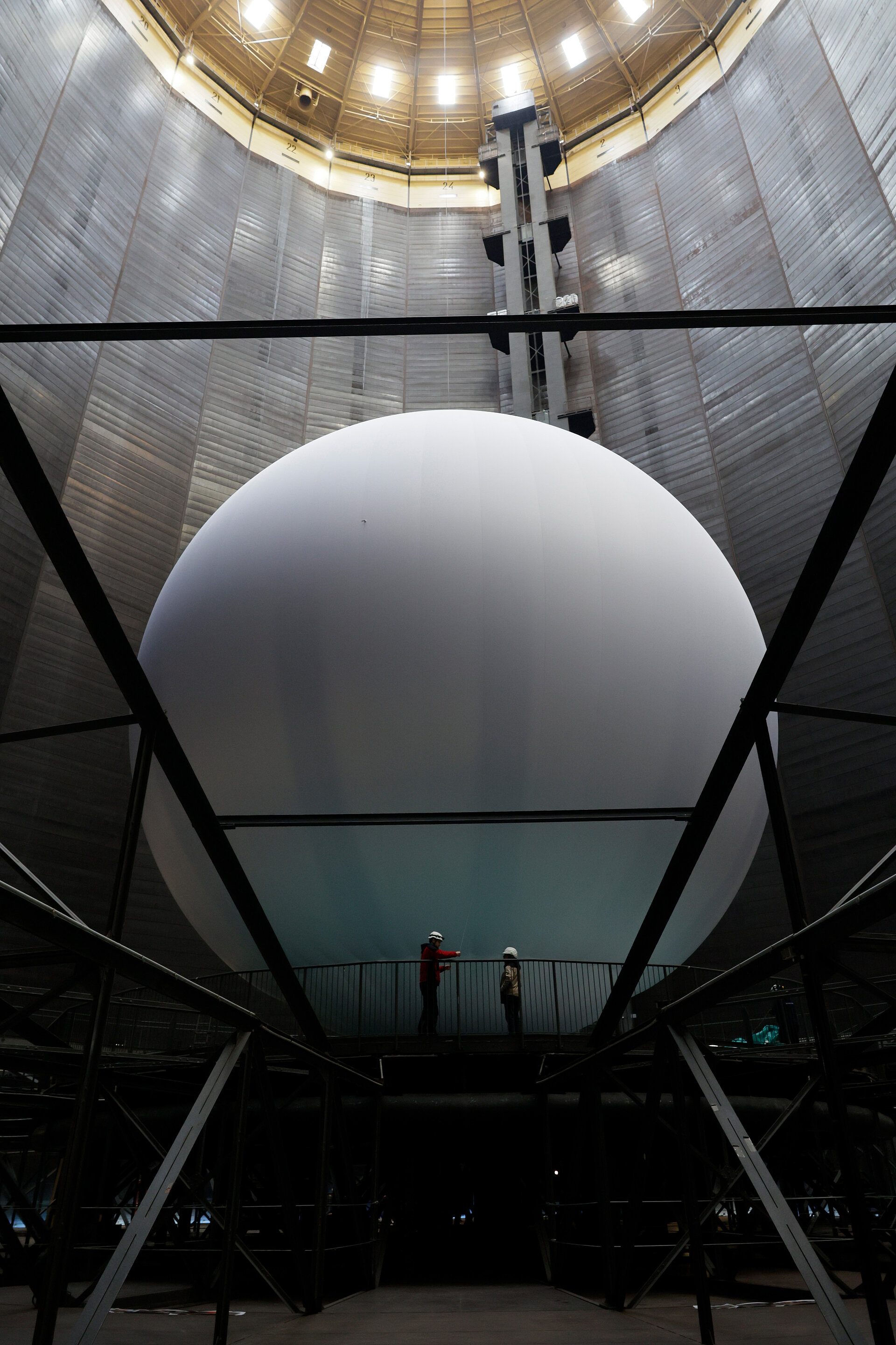 Aufbau "Das zerbrechliche Paradies" im Gasometer Oberhausen: Befüllen der Kugelhülle.