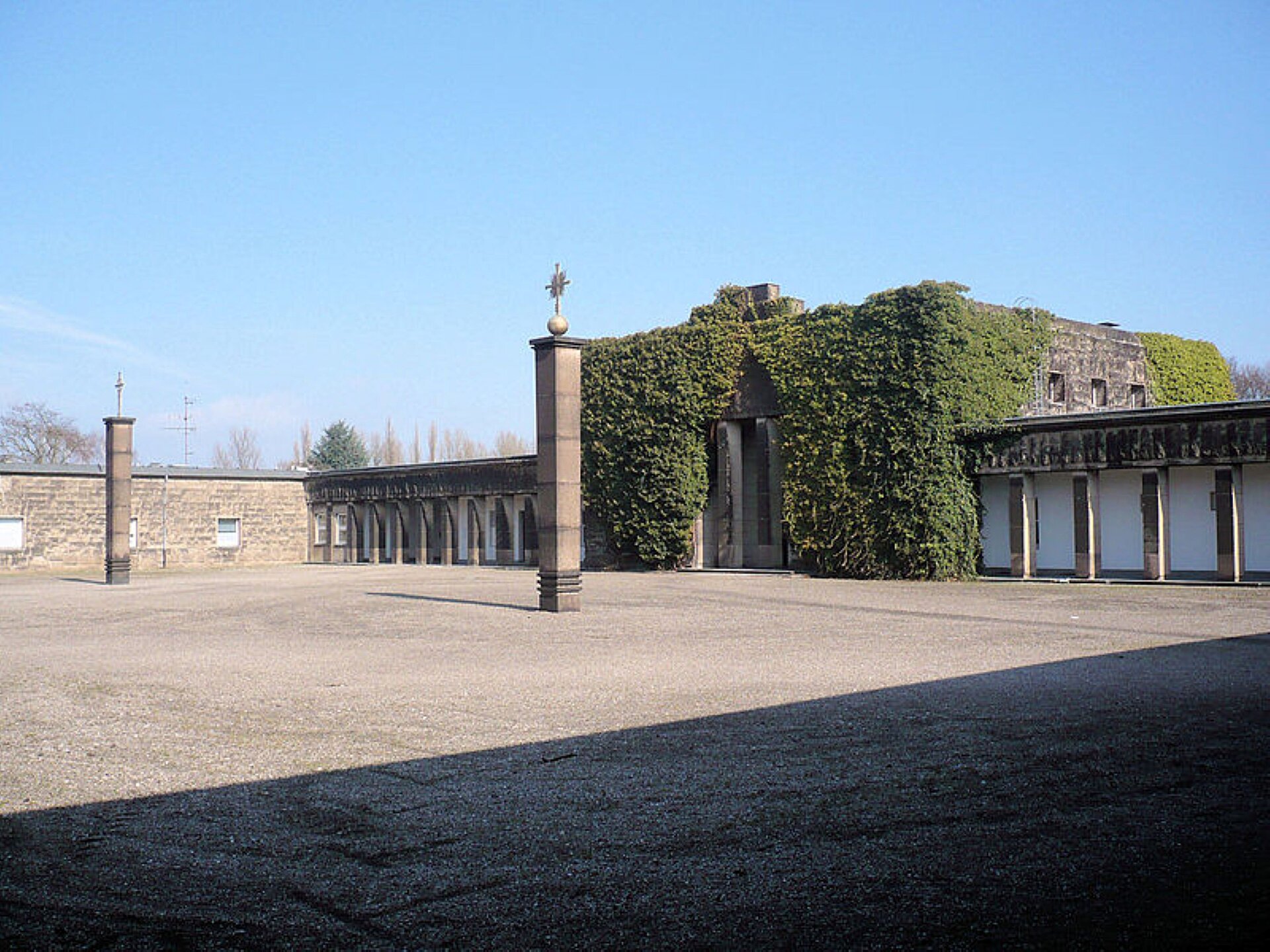 Parkfriedhof Essen, Trauerhalle mit Ehrenhof.