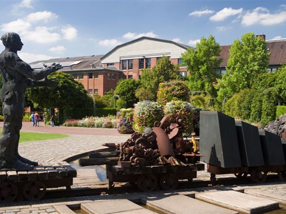 Ein Kunstwerk von Jörg D. Heydemann ziert den ehemaligen Wetterschacht im Maximilianpark.