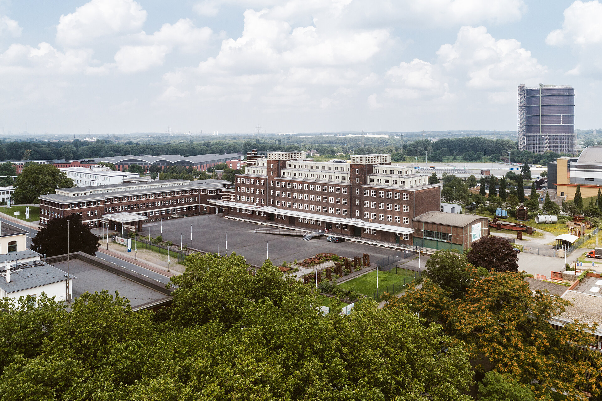 Während der Sanierungsphase fungiert der Peter-Behrens-Bau in Oberhausen, das ehemalige Hauptlagerhaus der Gutehoffnungshütte und Depot des LVR-Industriemuseums, als Ausweichstandort des Museums.