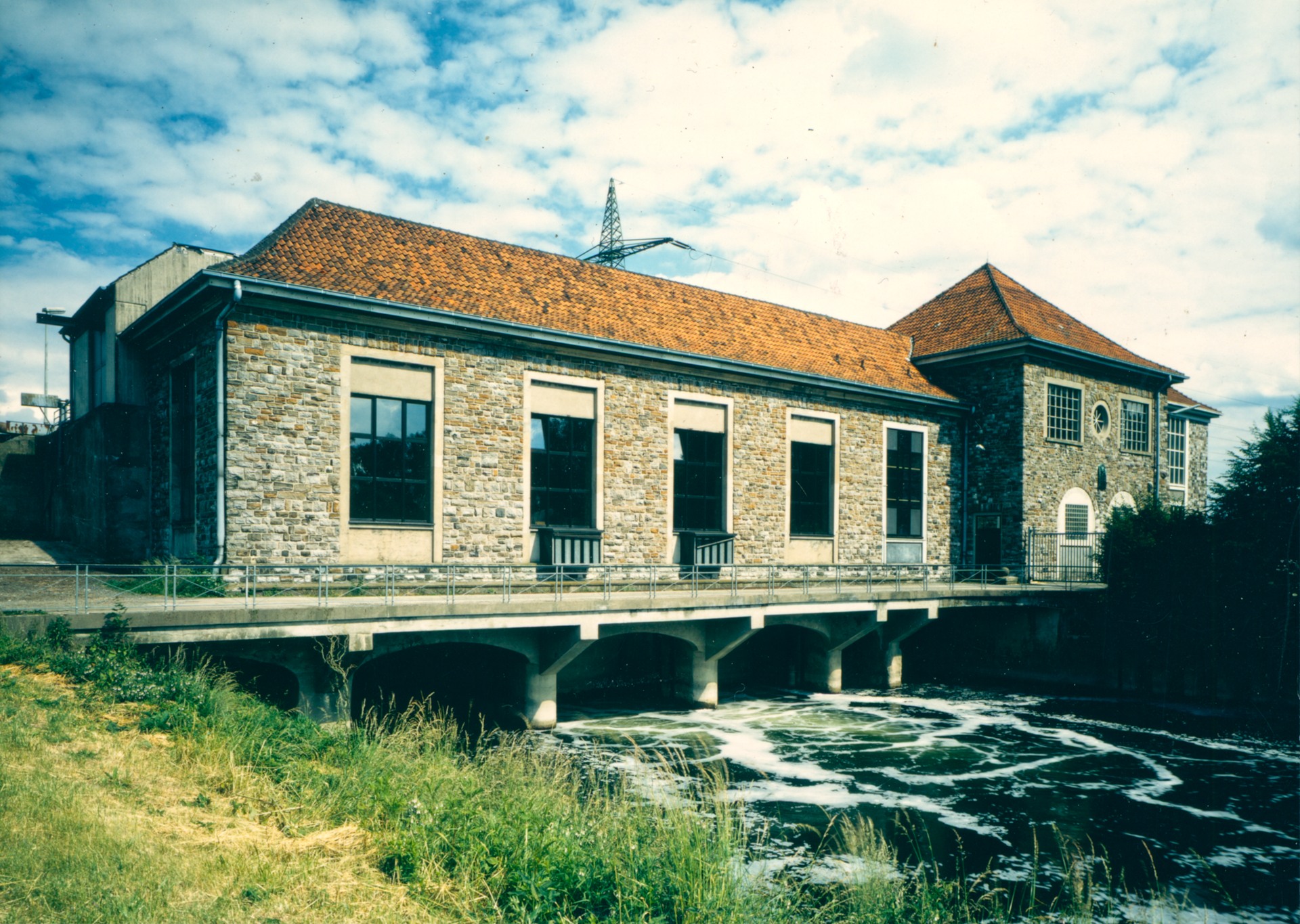Das markante, am Ortseingang Fröndenbergs gelegene Laufwasserkraftwerk Schwitten nahm 1923 den Betrieb auf.