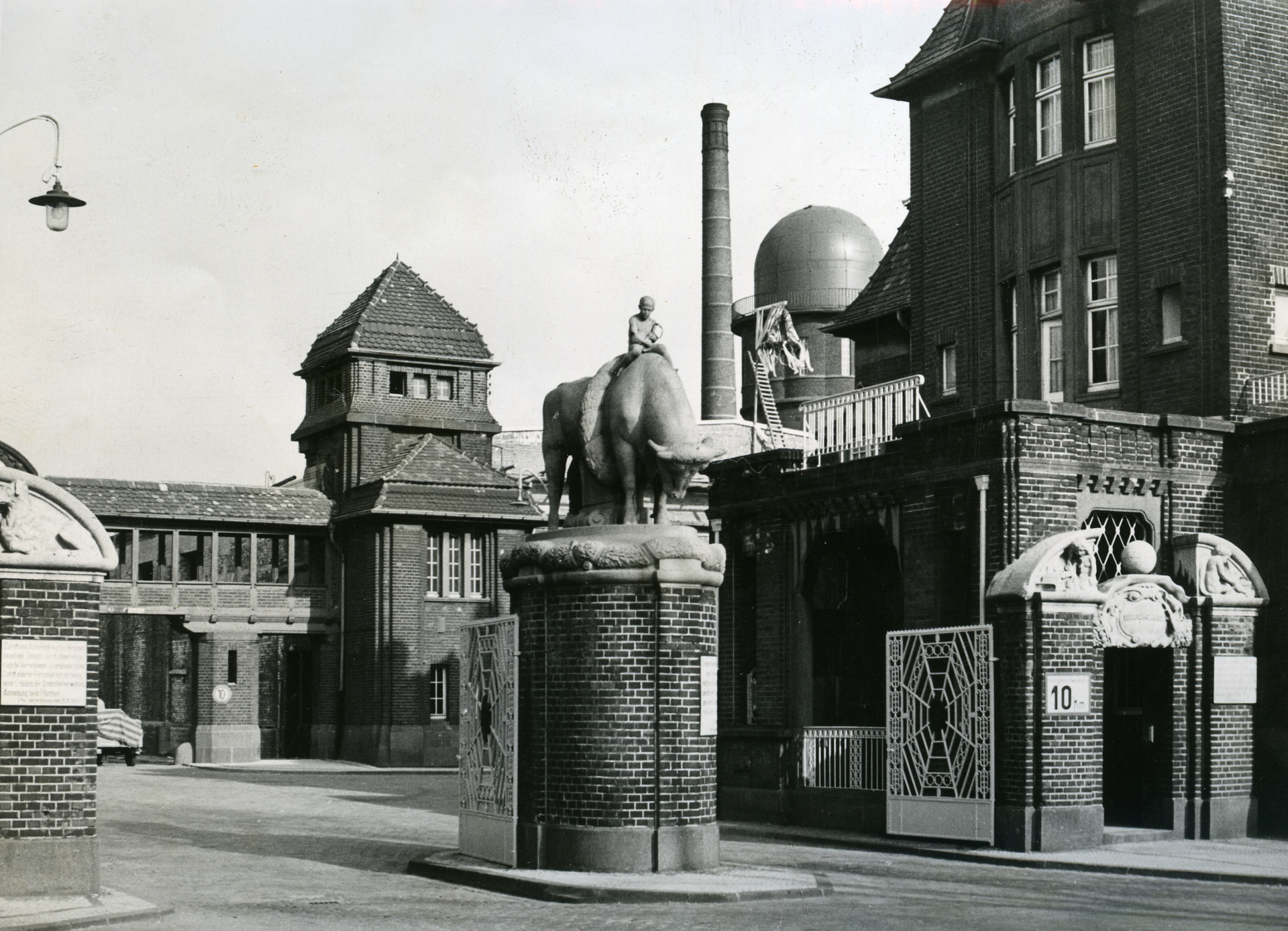 Einfahrt zum Schlachthof Gelsenkirchen, 1955.