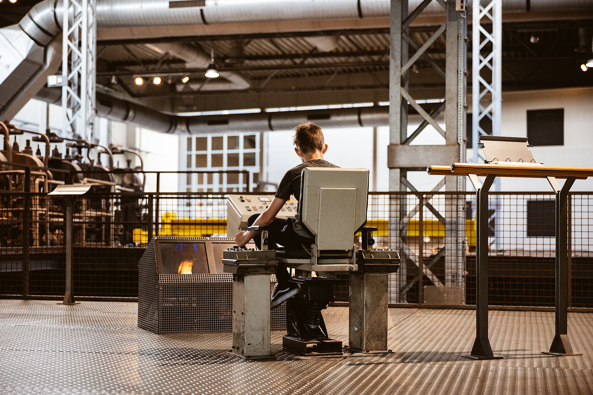 Besucher haben die Hand selbst am Regler - in der Ausstellung "Transportieren und Befördern".