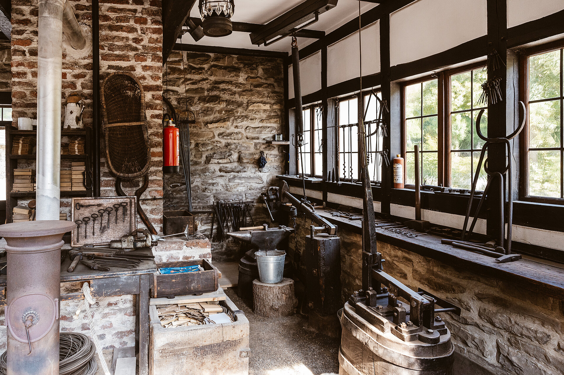 Das Freilichtmuseum Hagen präsentiert in mehreren Werkstätten verschiedene Formen der Schmiedekunst.