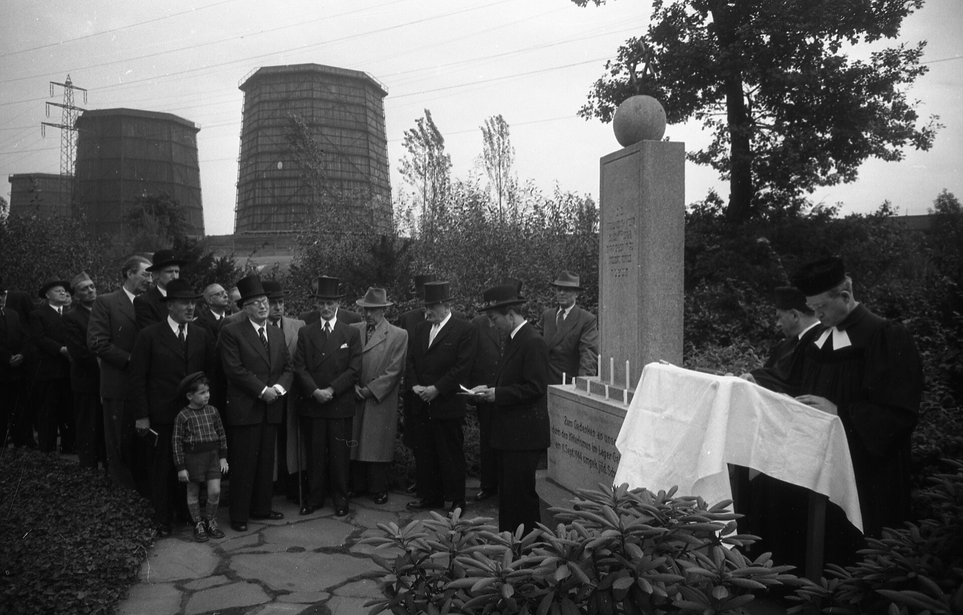 Gedenkfeier 1988 am Ehrenmal für die am 11. September 1944 bei einem Bombenangriff auf das Hydrierwerk der Gelsenberg Benzin AG getöteten ungarischen Jüdinnen.