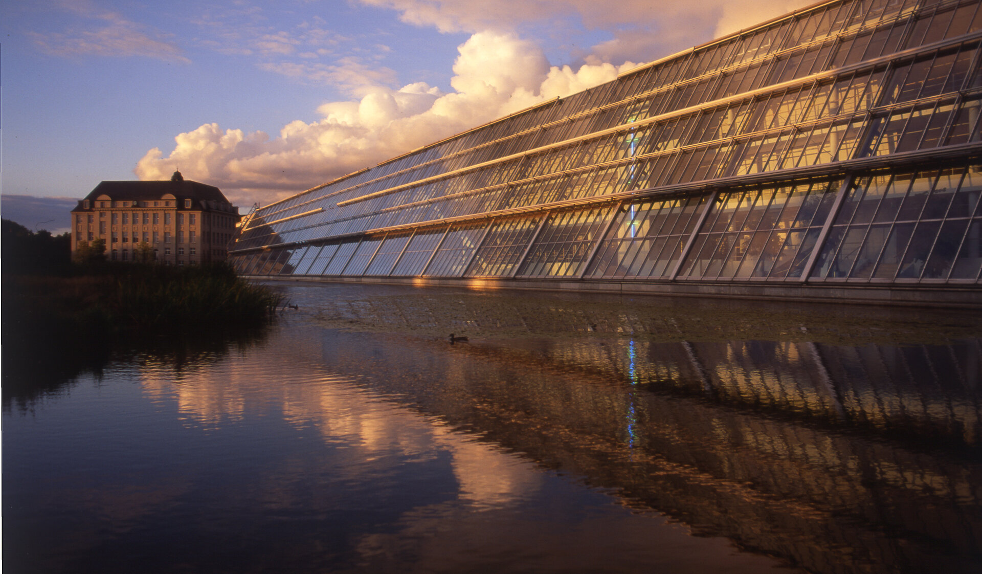 Wissenschaftspark Gelsenkirchen, links im Hintergrund das ehemalige Verwaltungsgebäude des Gussstahlwerkes.